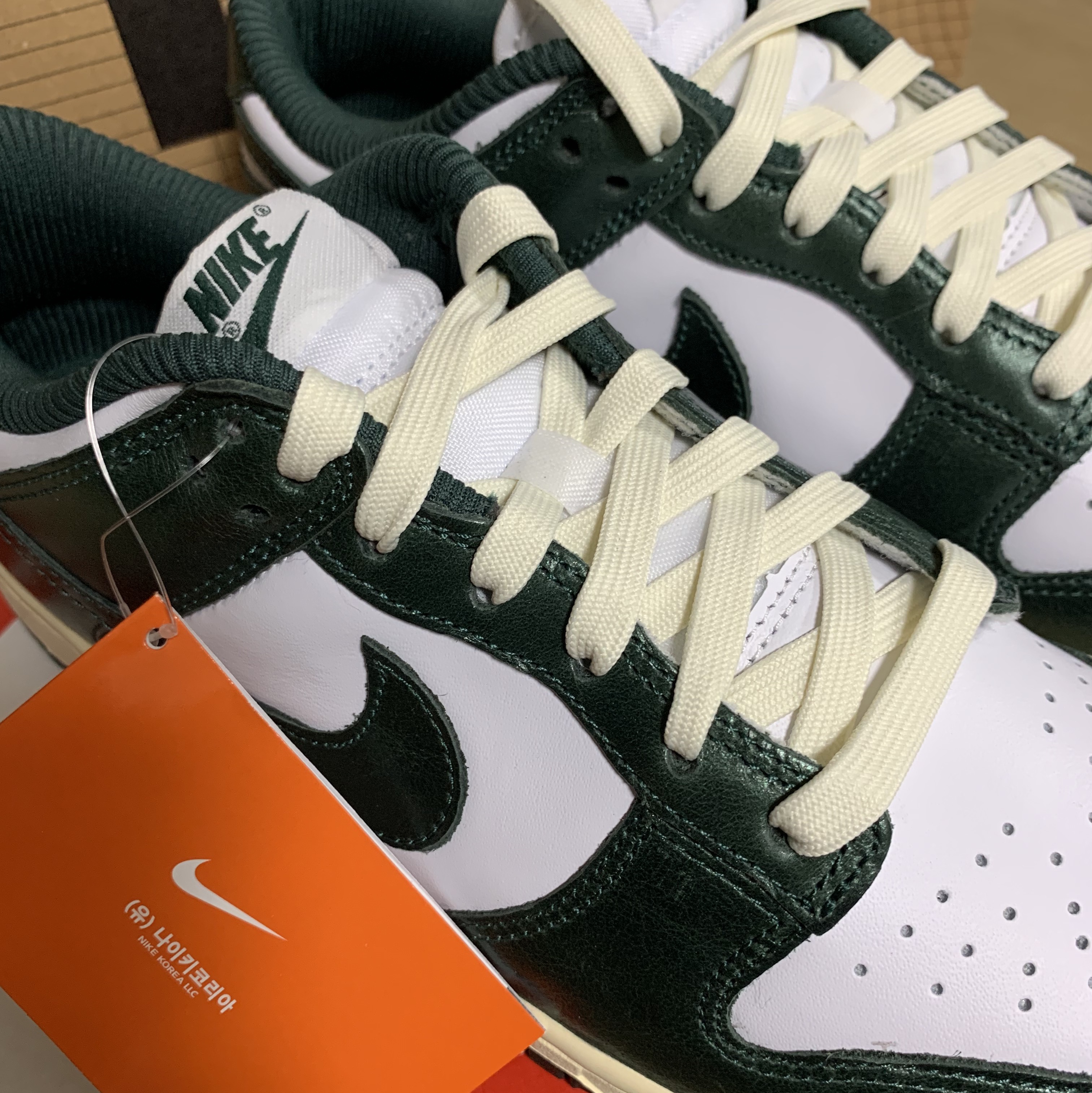 (W) Nike Dunk Low Vintage Green 착용 스타일 - 2