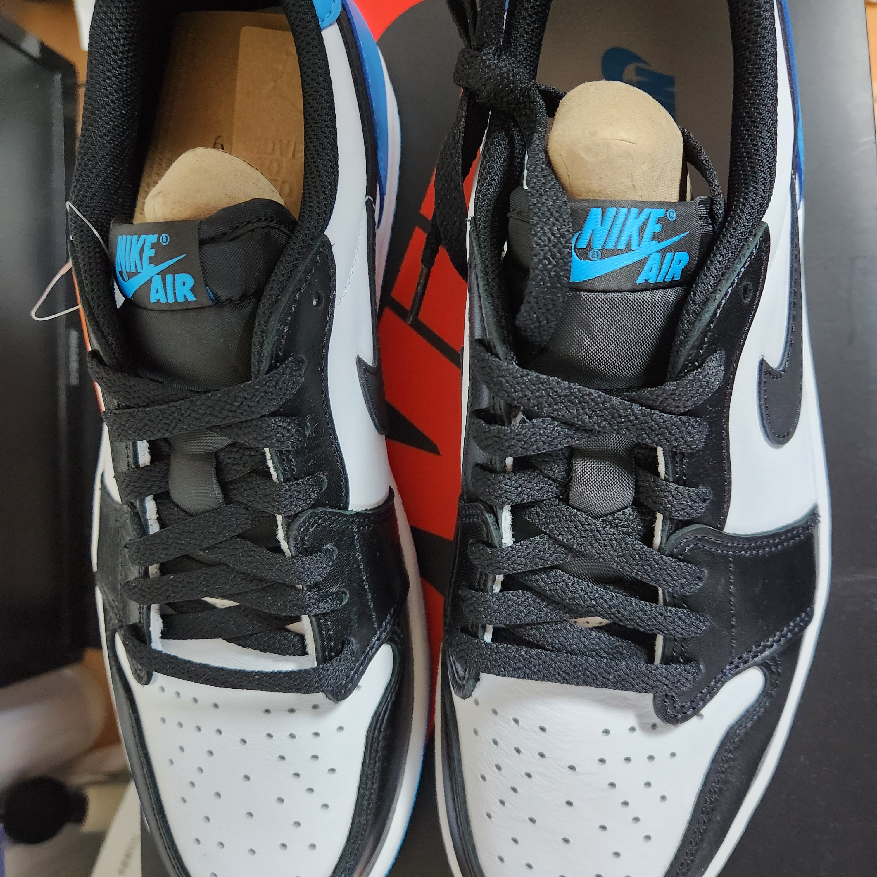 Jordan 1 Retro Low OG Black and Dark Powder Blue 착용 스타일 - 3