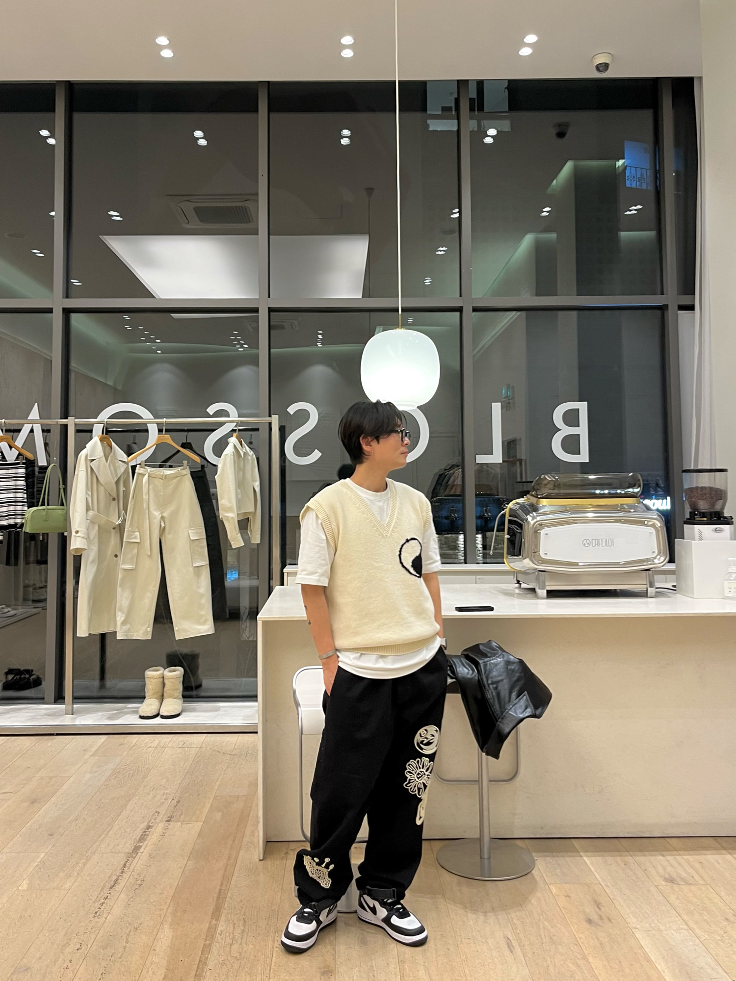 Nike x Stussy Air Force 1 '07 Mid SP Black and Light Bone, Stussy Noma Icon Beach Pants Washed Black 착용 스타일 - 1