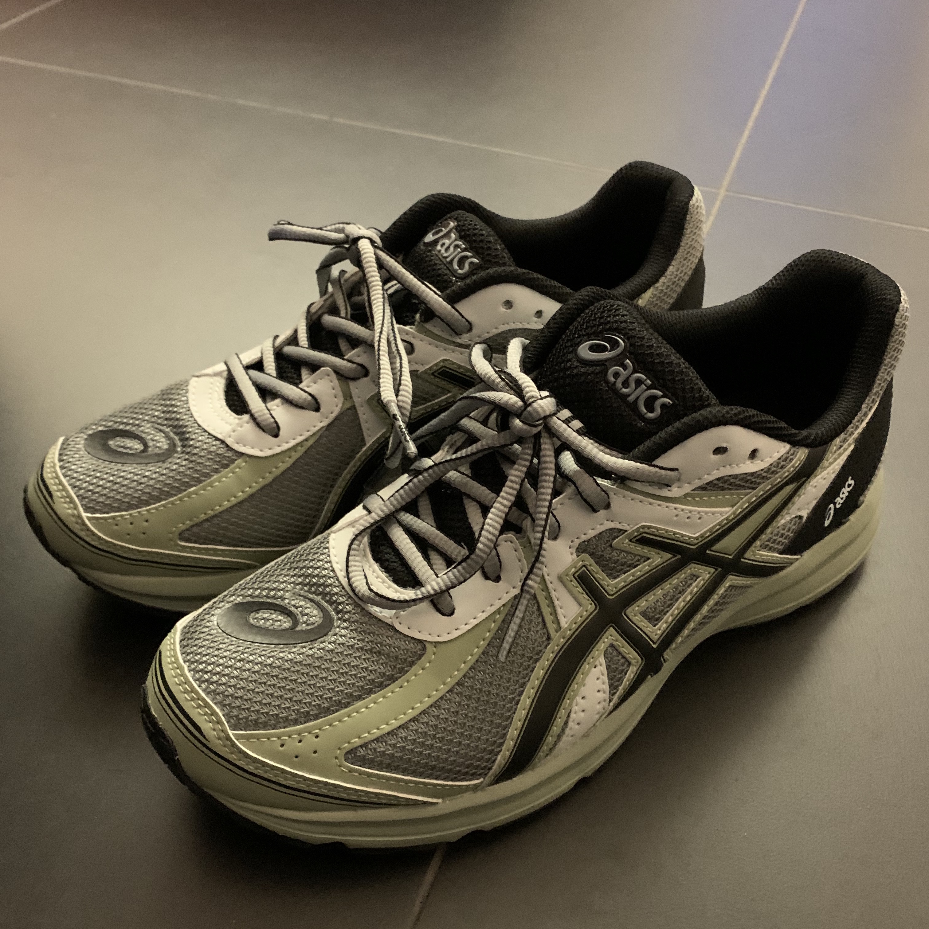 Asics Jog 100 S Sheet Rock - 2E Wide 착용 스타일 - 2