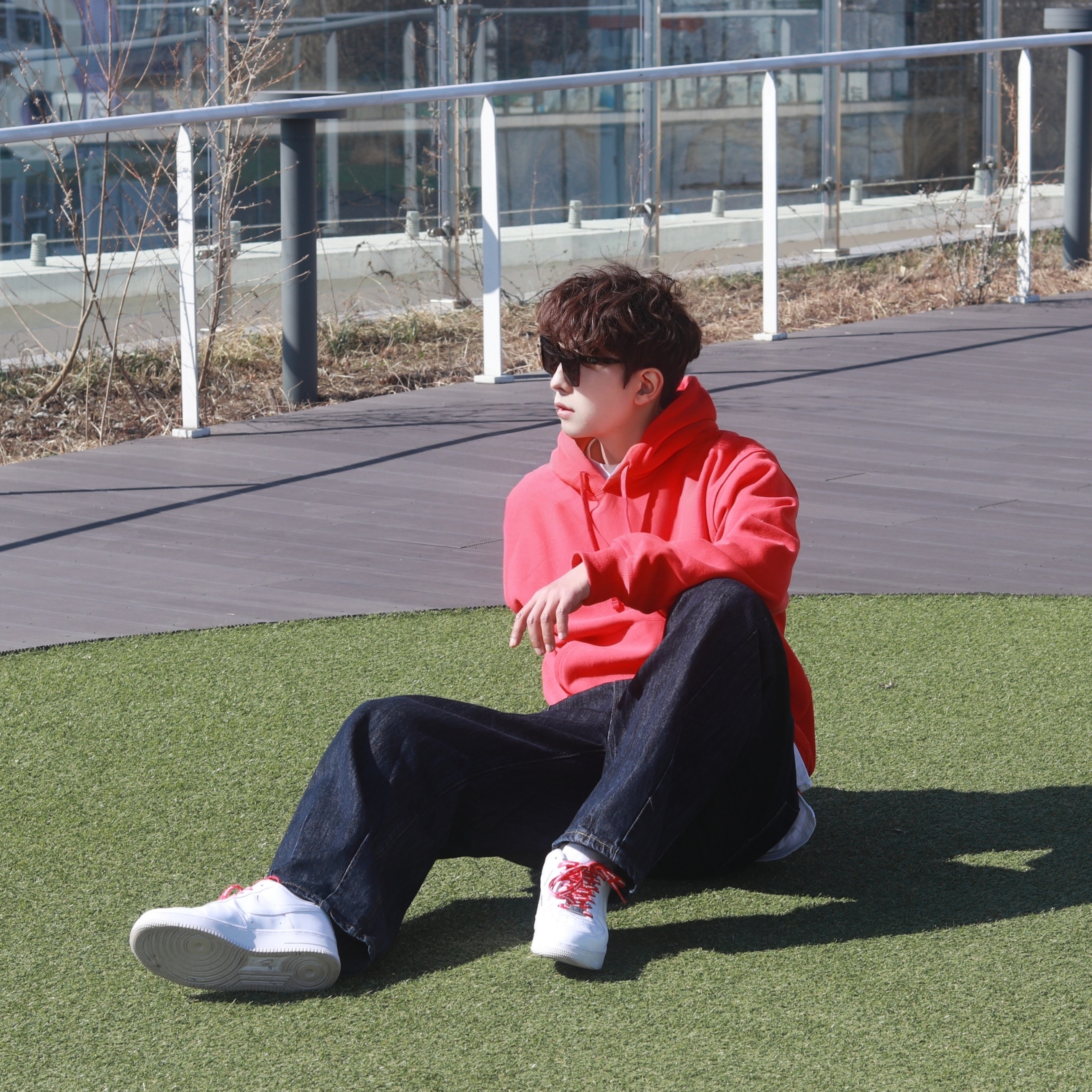 Nike x Supreme Air Force 1 Low White, Stussy Beach Roots Hoodie Red 착용 스타일 - 2
