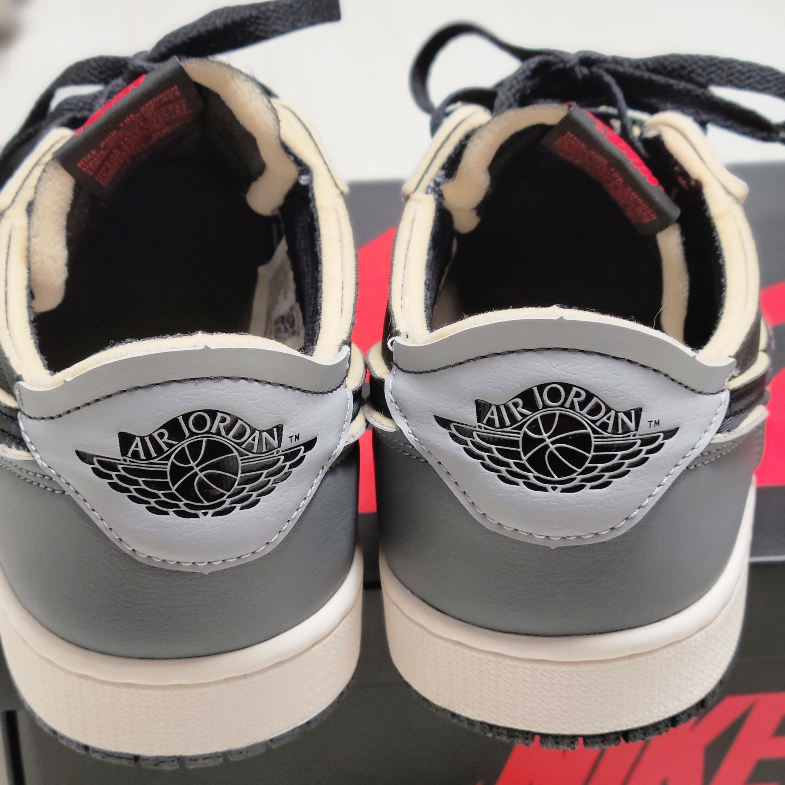 Jordan 1 Retro Low OG EX Black and Smoke Grey 착용 스타일 - 4
