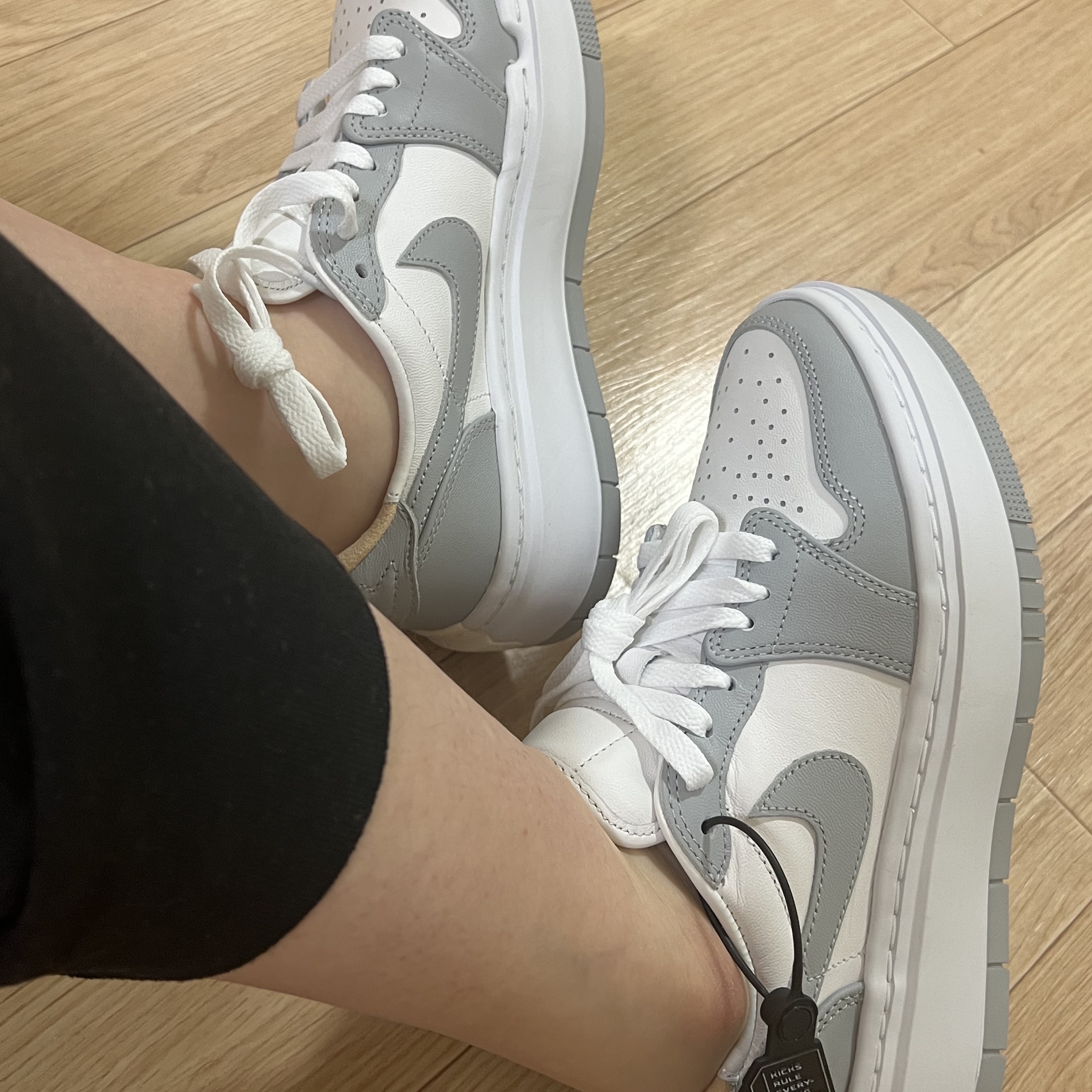 (W) Jordan 1 Elevate Low White and Wolf Grey 착용 스타일 - 1