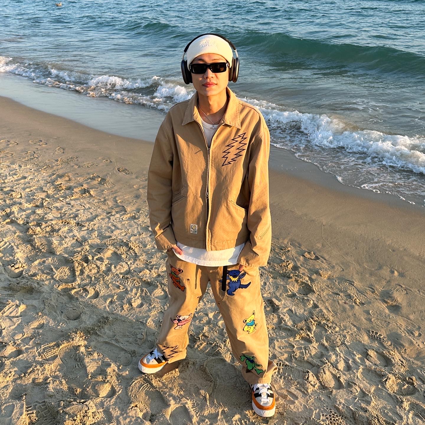 Apple AirPods Max Lightning Space Gray (Korean Ver.), Thisisneverthat x Grateful Dead Lightning Carpenter Pants Tan 착용 스타일 - 1