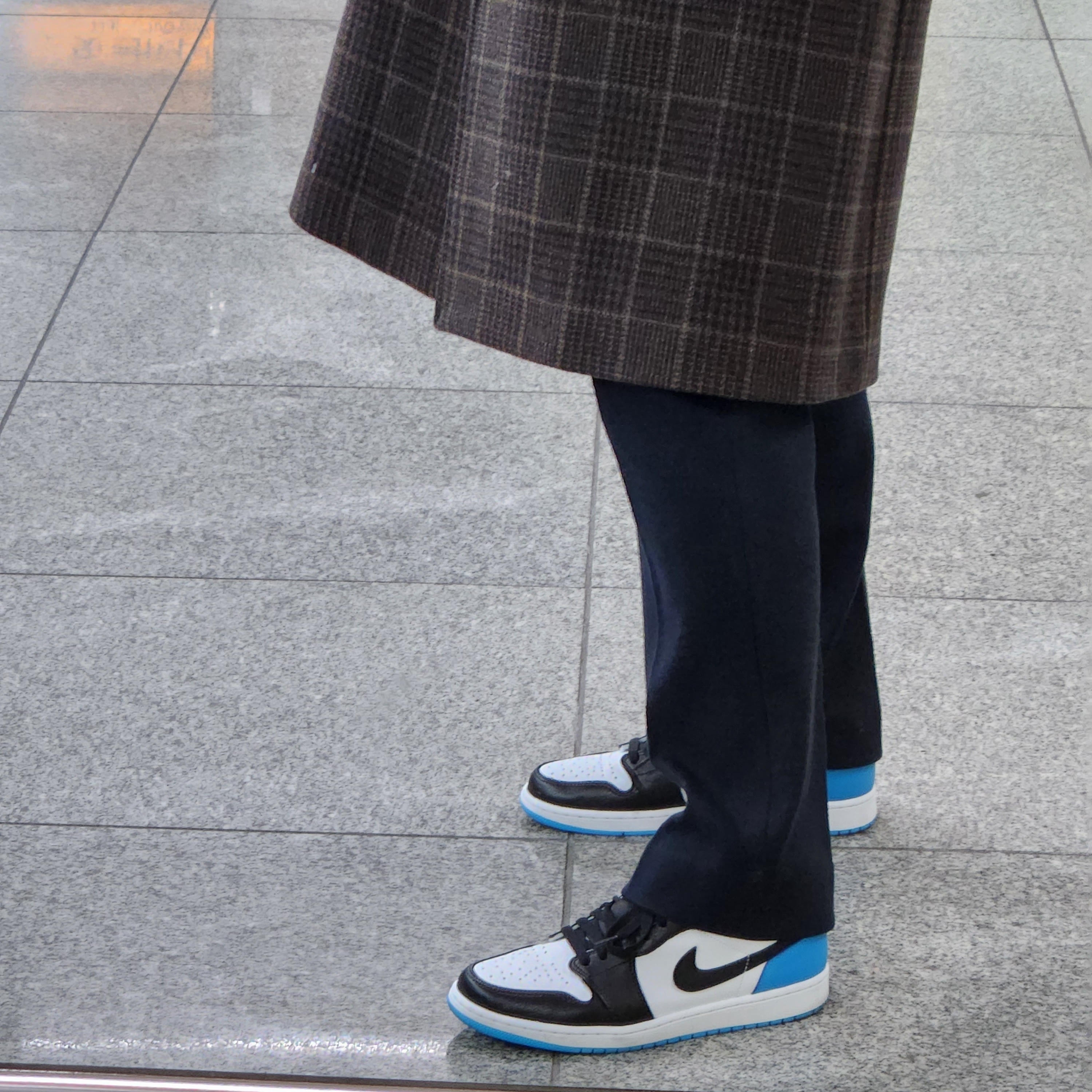 Jordan 1 Retro Low OG Black and Dark Powder Blue 착용 스타일 - 1