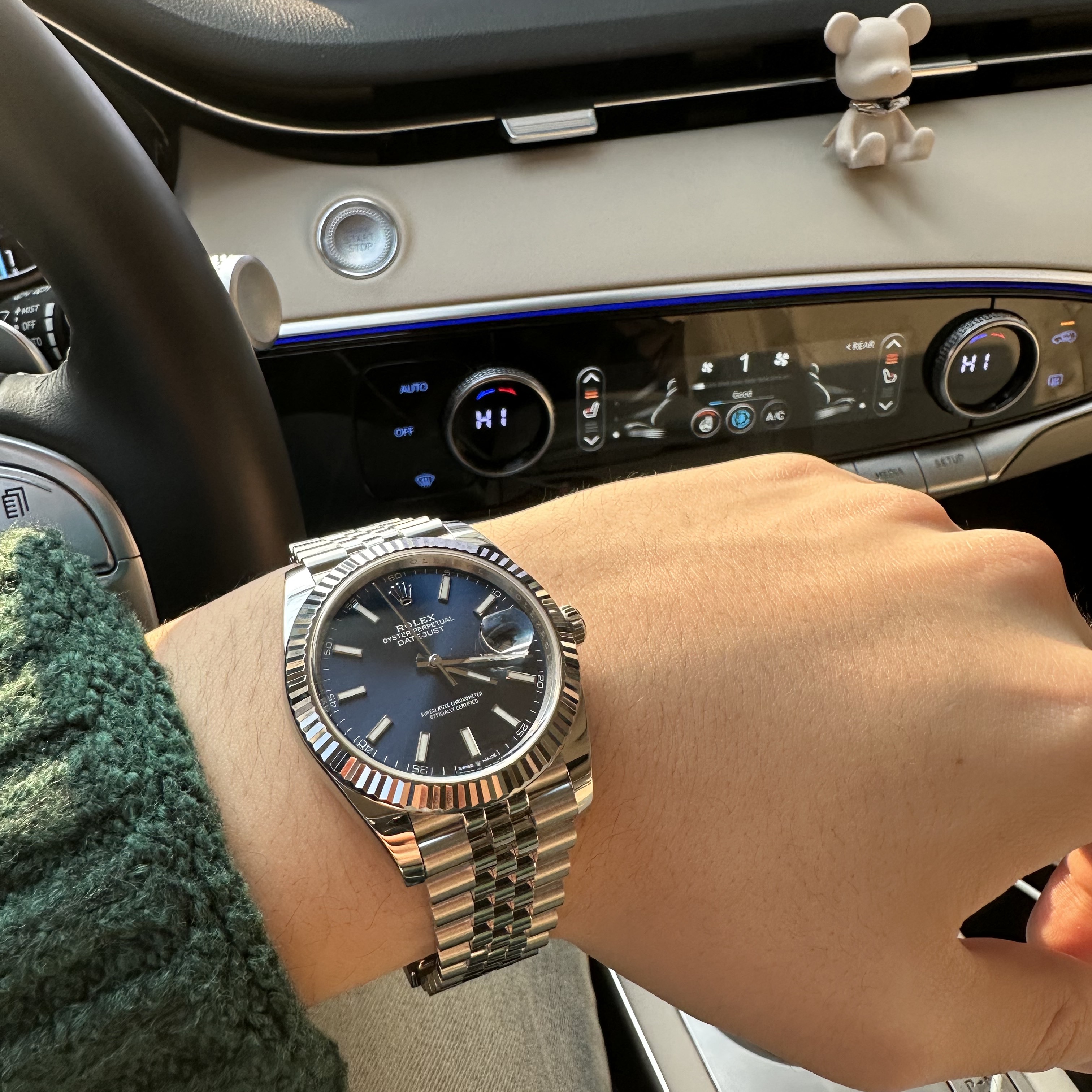 Rolex Datejust 41mm 126334 Bright Blue Jubilee 착용 스타일