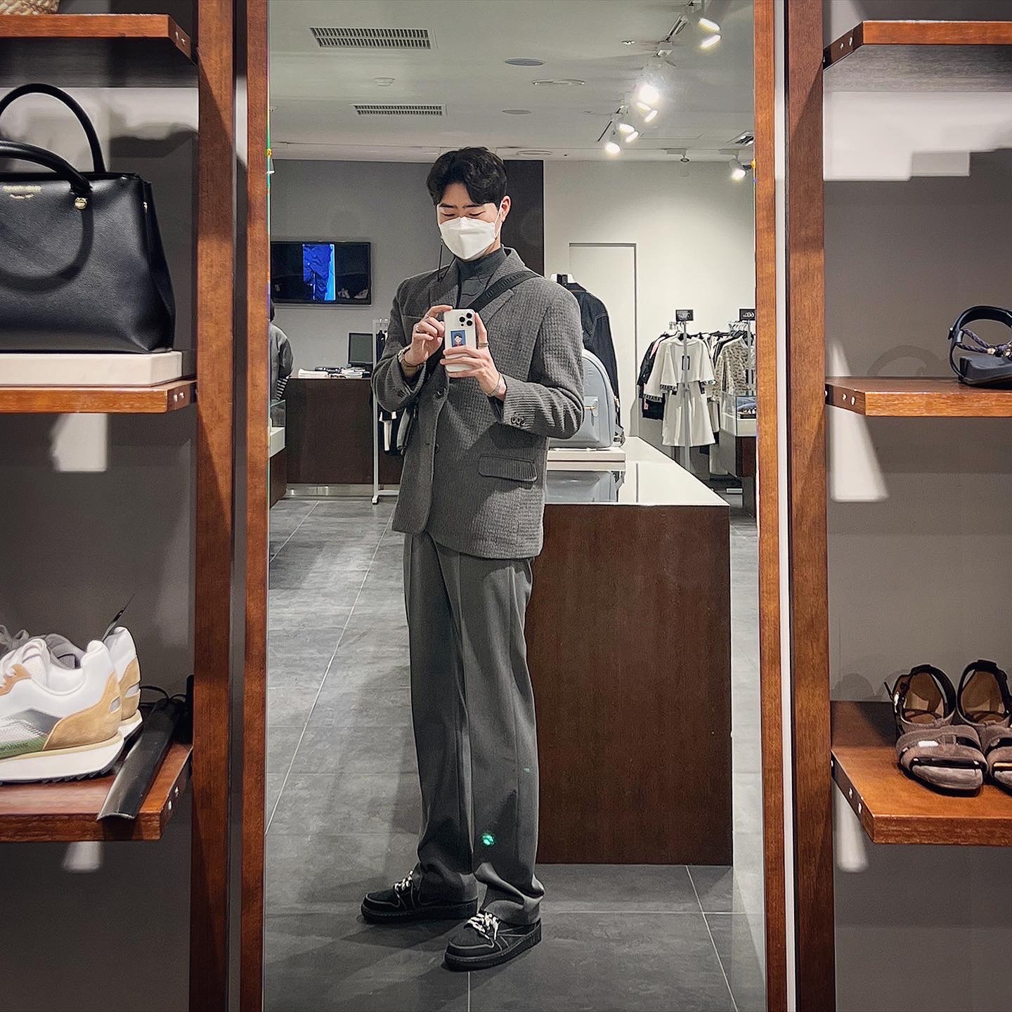 Jordan 1 x Travis Scott Retro Low OG SP Black Phantom, Louis Vuitton Trio Messenger Monogram Eclipse 착용 스타일 - 2