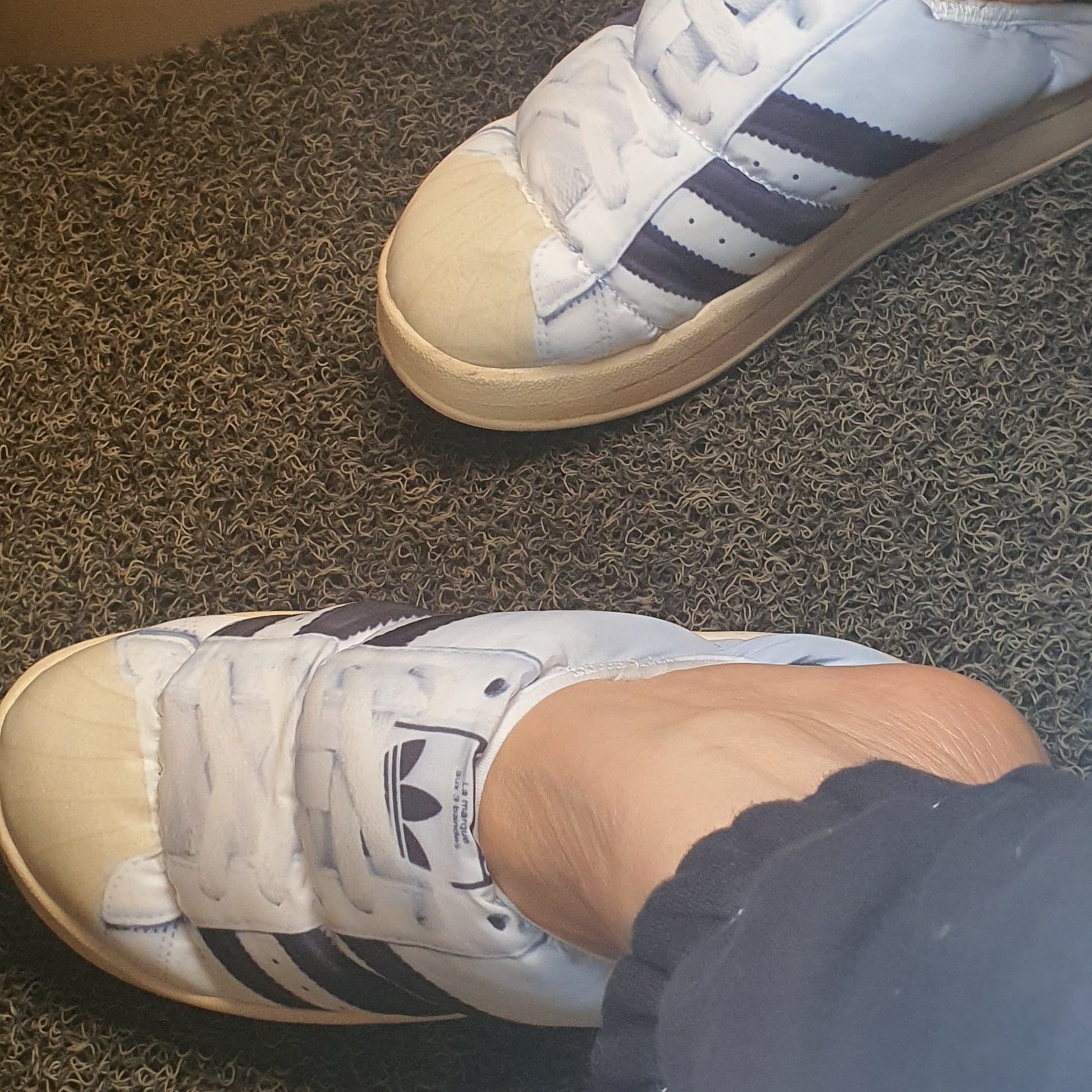 Adidas Puffylette Superstar Cloud White 착용 스타일