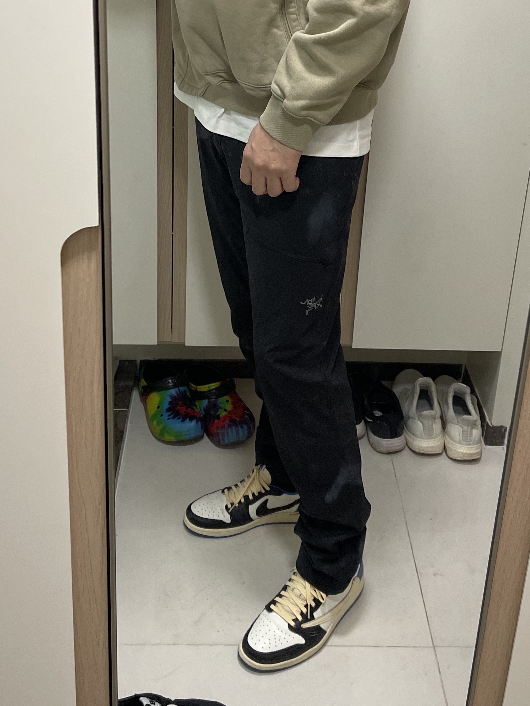 Nike x Off-White NRG Fleece Hoodie Khaki - Asia, Jordan 1 x Travis Scott x Fragment Retro Low OG SP Military Blue 착용 스타일 - 3