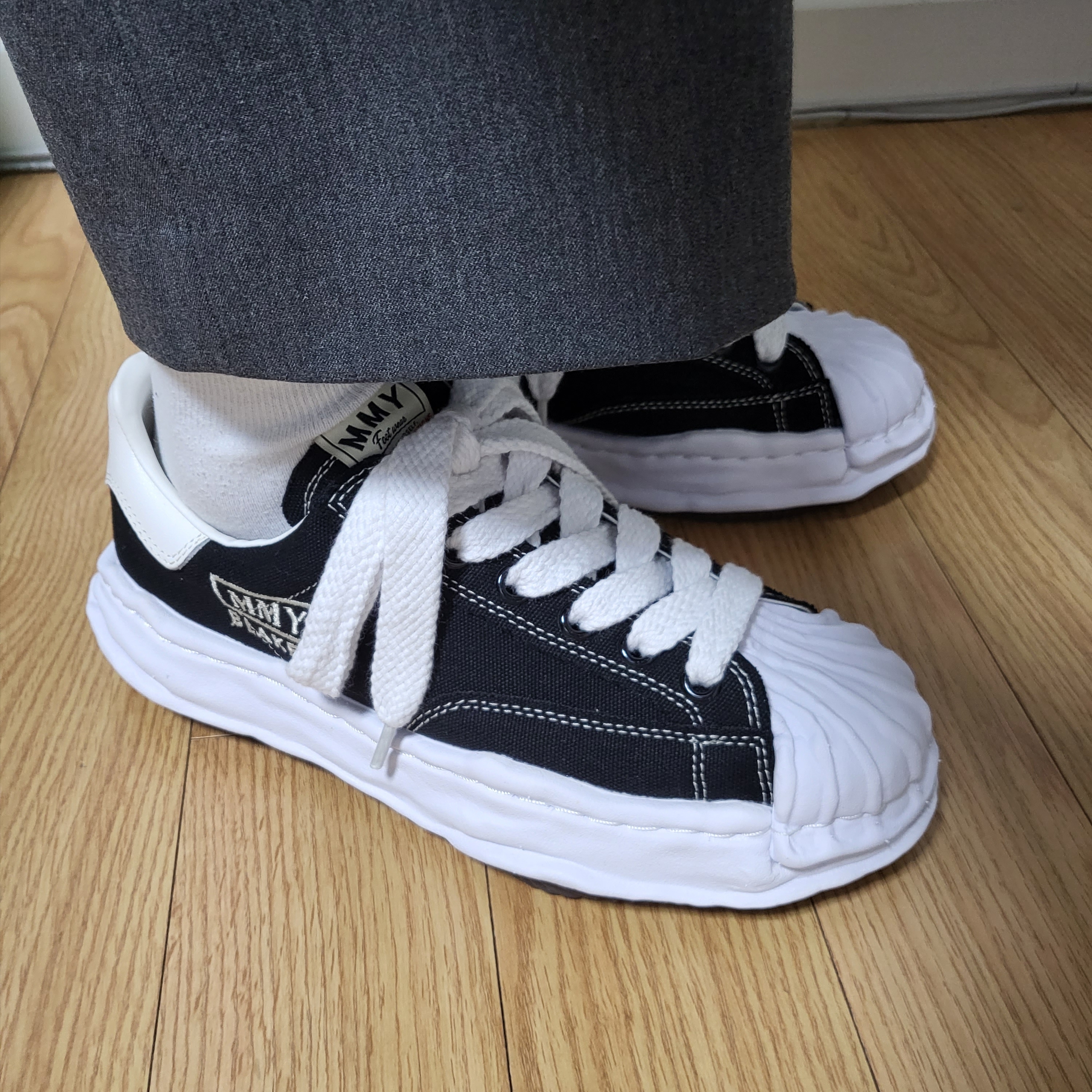 Maison Mihara Yasuhiro Blakey OG Sole Canvas Low-top Sneakers Black White 착용 스타일