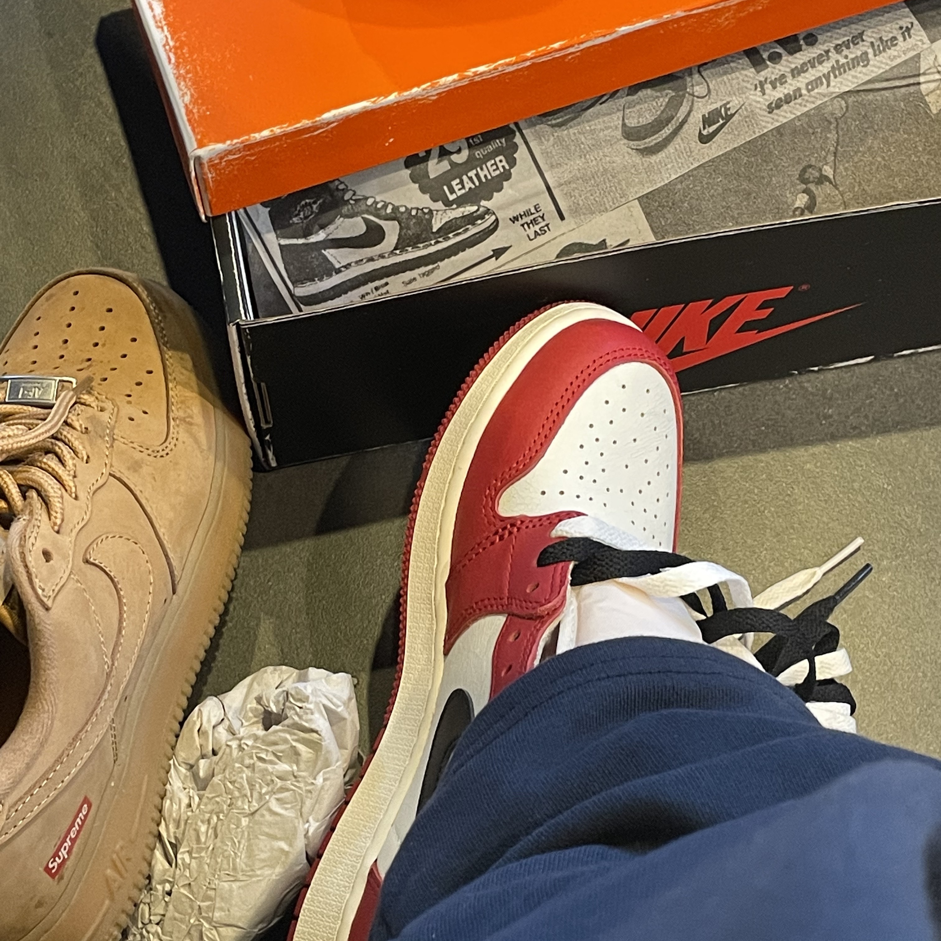 (GS) Jordan 1 Retro High OG Chicago 2022, Nike x Supreme Air Force 1 Low Flax 착용 스타일 - 1