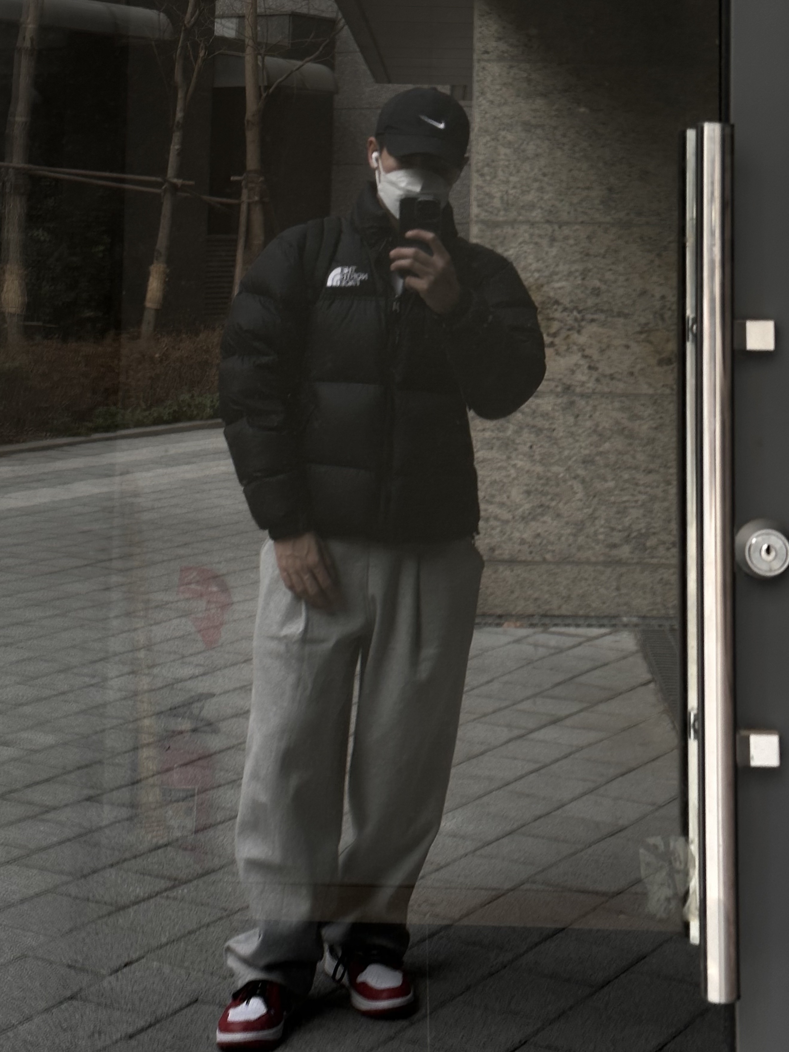 Jordan 1 Low Golf Chicago, The North Face 1996 Eco Nuptse Jacket Black 착용 스타일 - 1