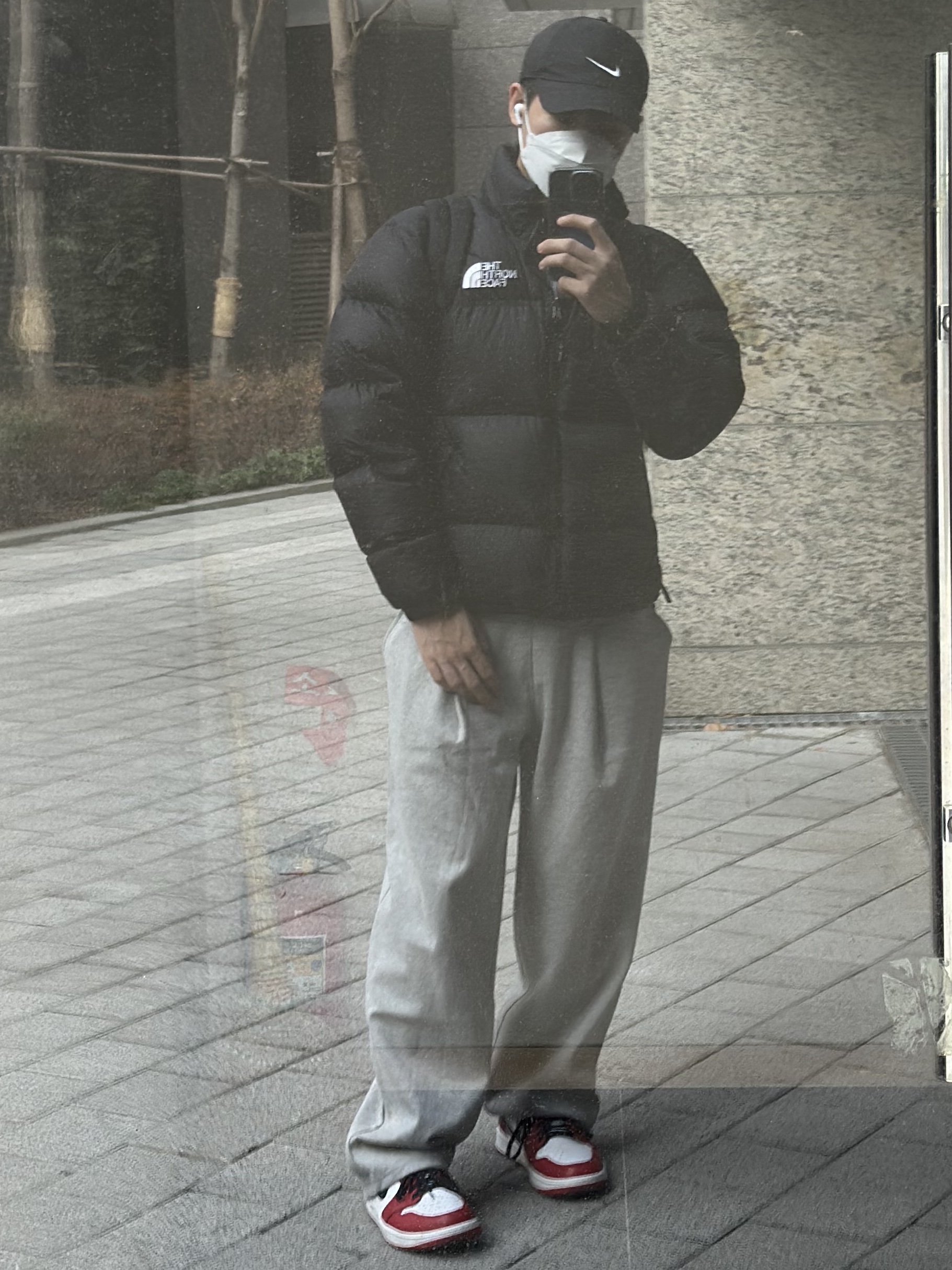 Jordan 1 Low Golf Chicago, The North Face 1996 Eco Nuptse Jacket Black 착용 스타일 - 2