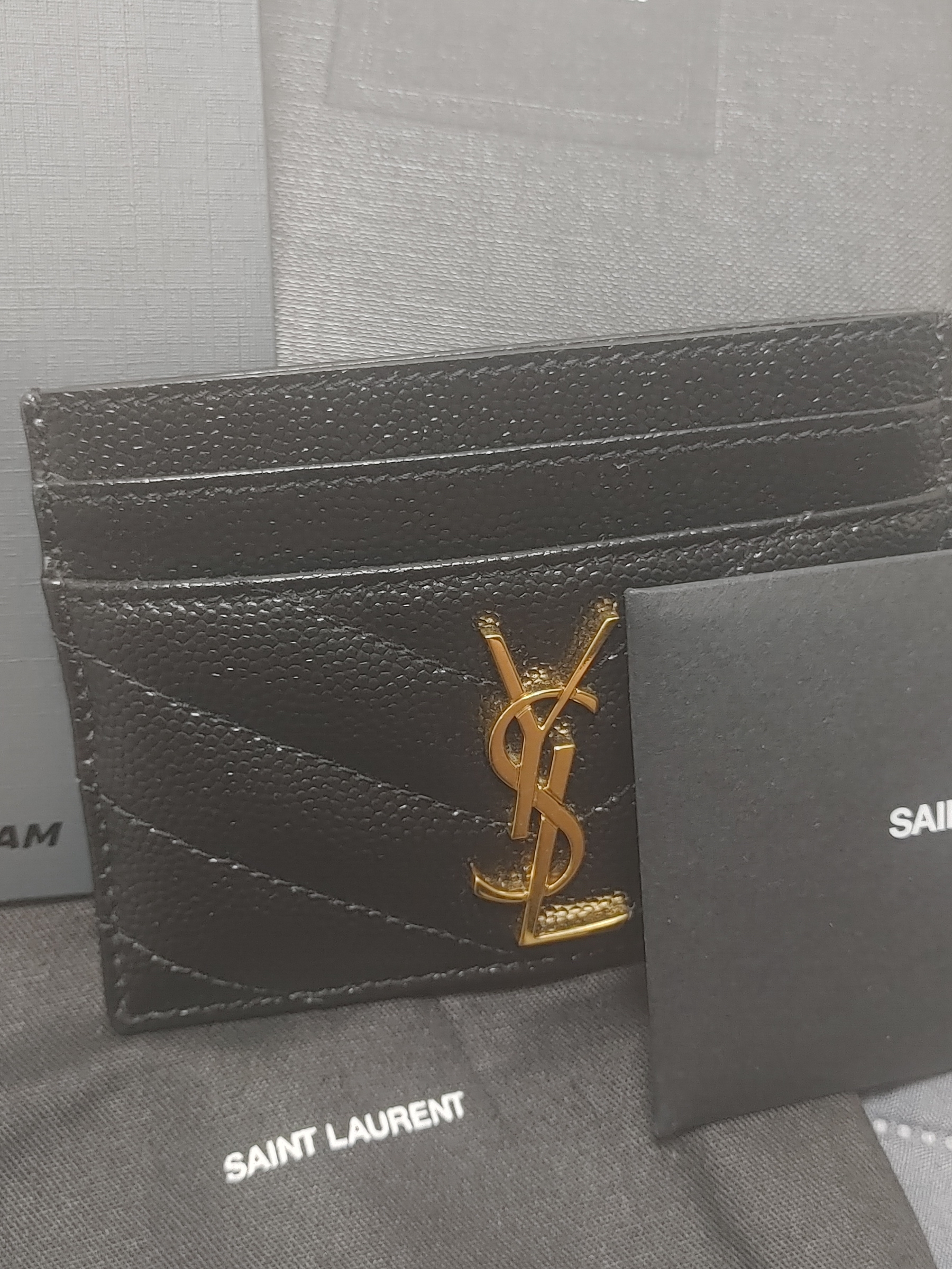 Saint Laurent Cassandre Matelasse Card Case in Grain De Poudre Embossed Leather Black 착용 스타일 - 2