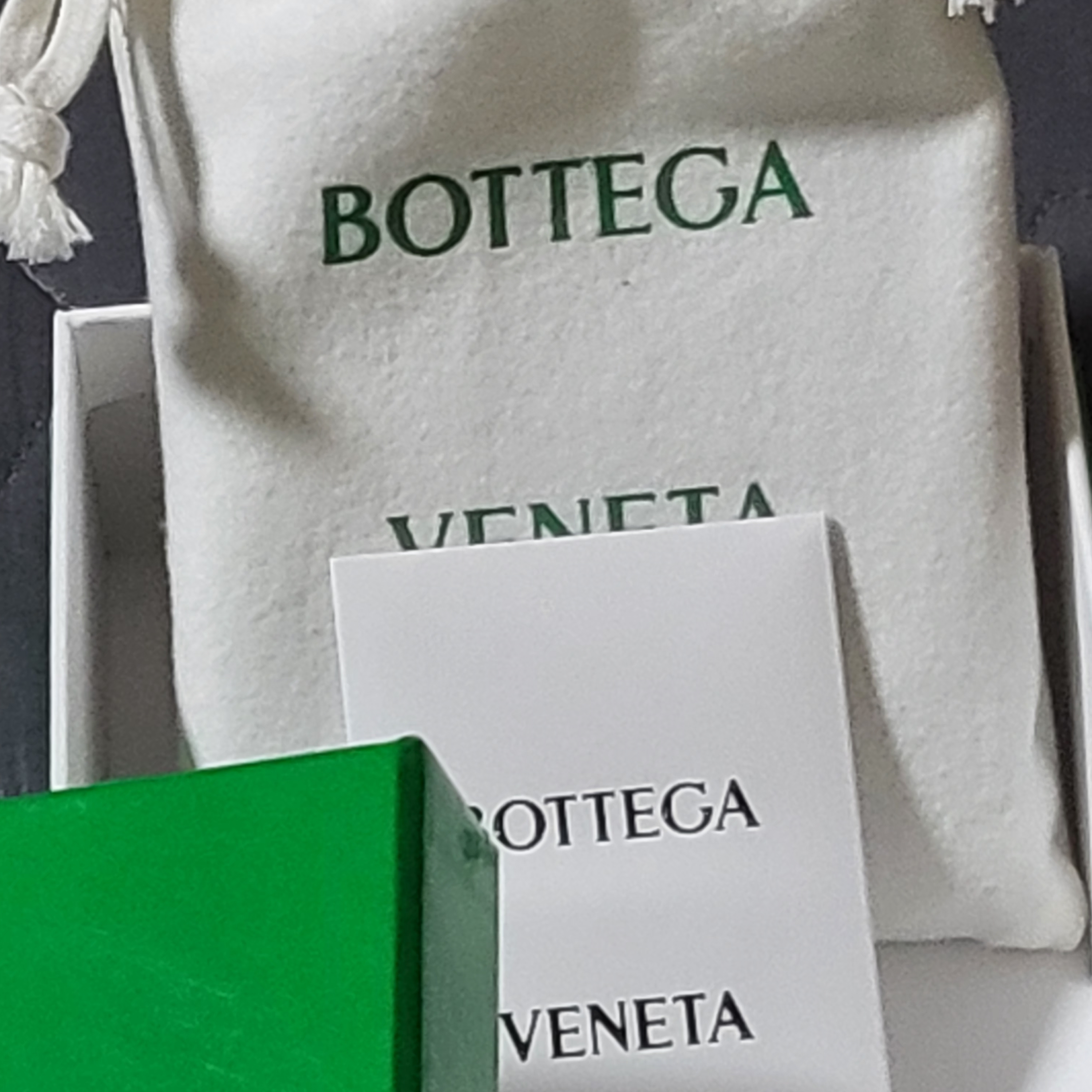 Bottega Veneta Bi-Fold Wallet Black 착용 스타일 - 2