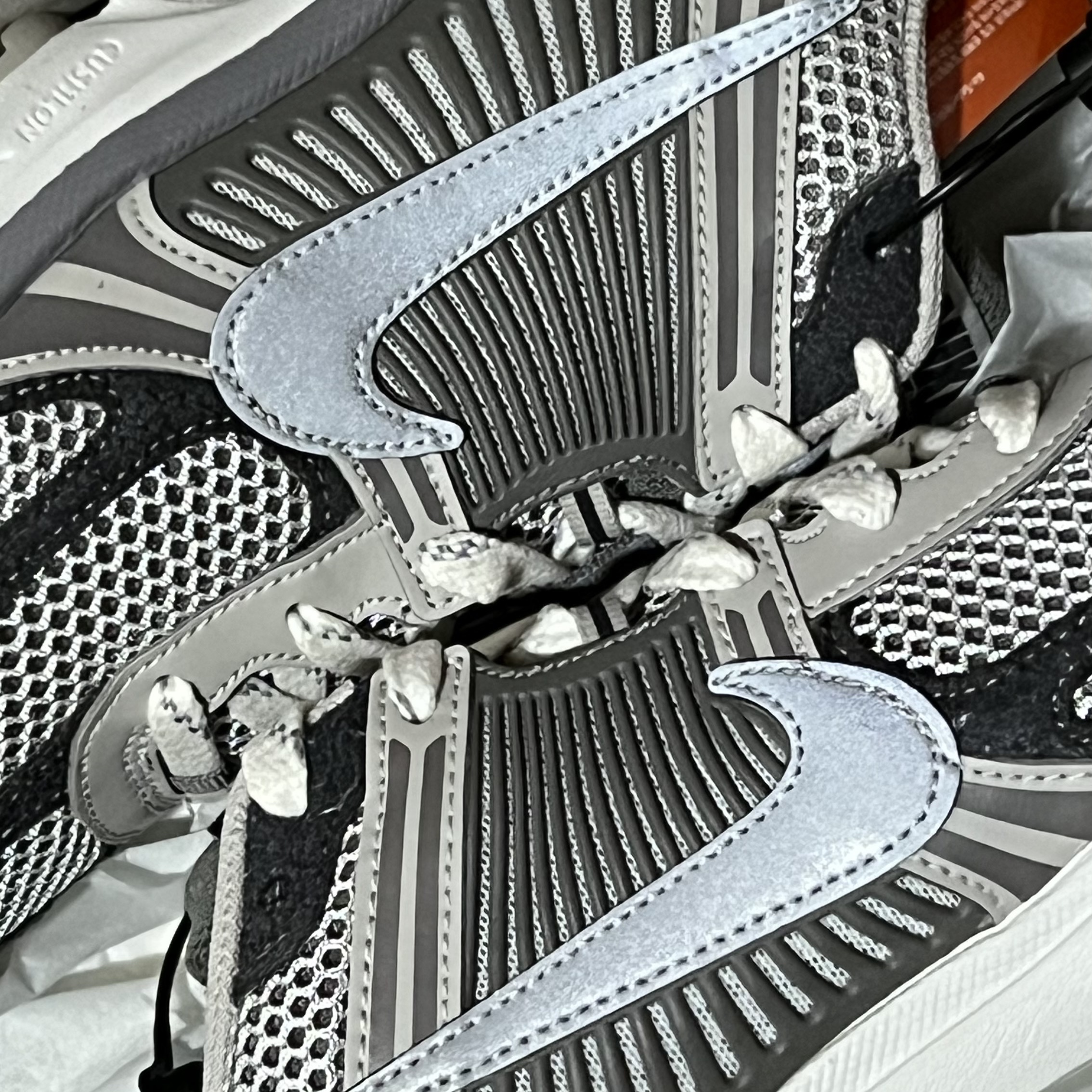 Nike Zoom Vomero 5 PRM Light Iron Ore and Flat Fewter 착용 스타일
