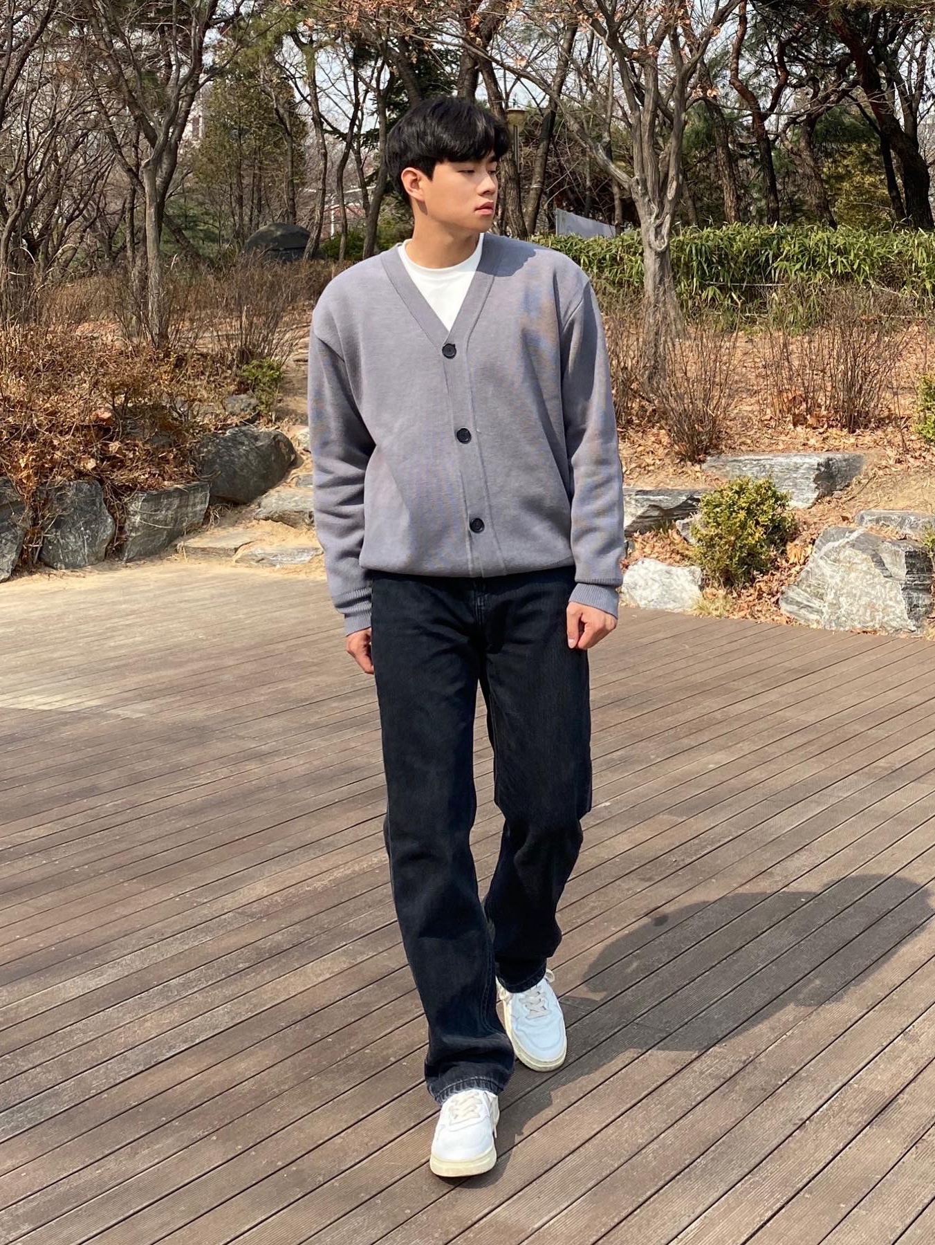 Autry Medalist Low Leather Sneakers White Black 착용 스타일 - 2