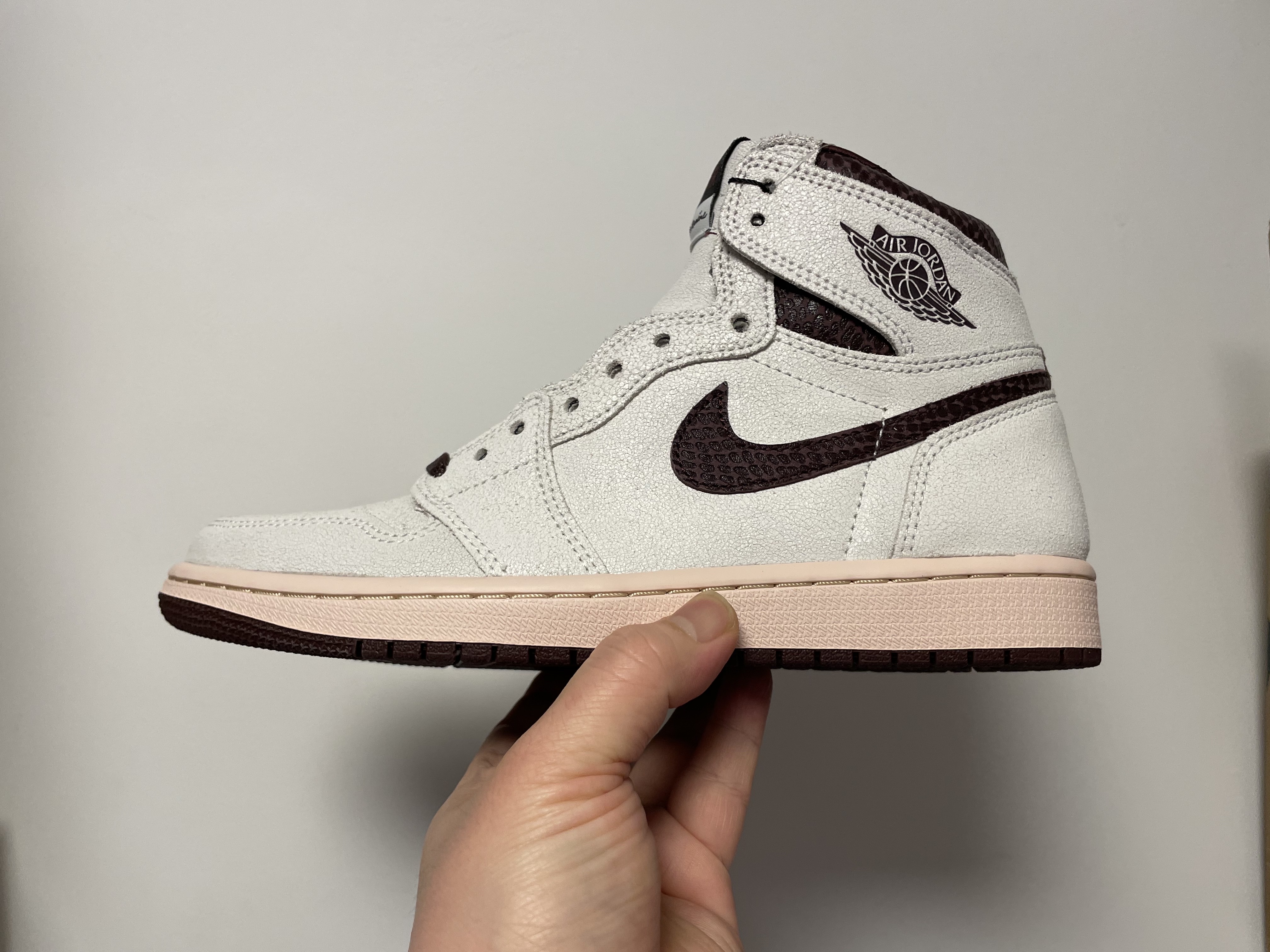 Jordan 1 x A Ma Maniere Retro High OG SP Sail and Burgundy 착용 스타일 - 3