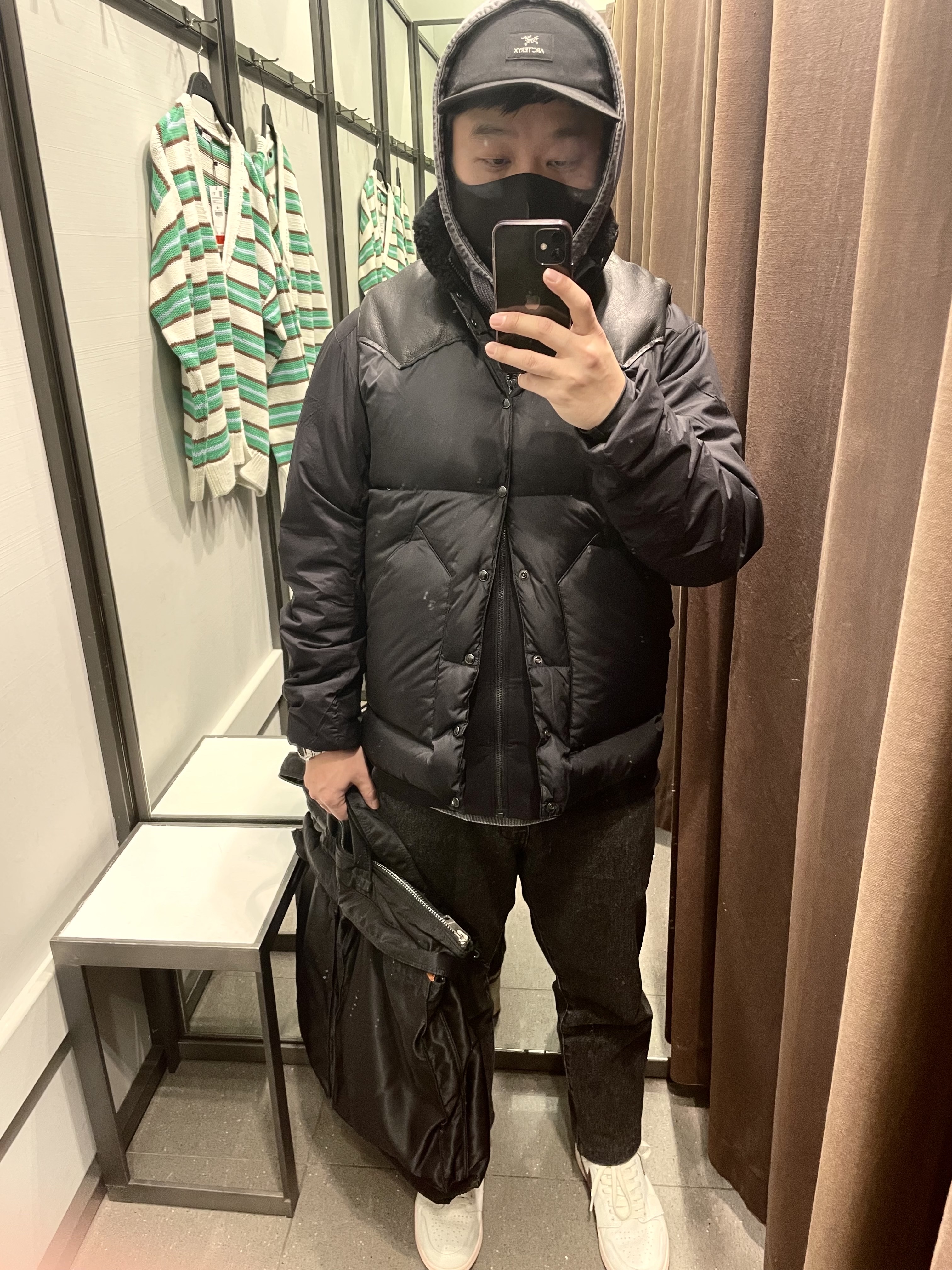 Jordan 1 x A Ma Maniere Retro High OG SP Sail and Burgundy, Porter Tanker 2Way Helmet Bag Black 착용 스타일 - 2