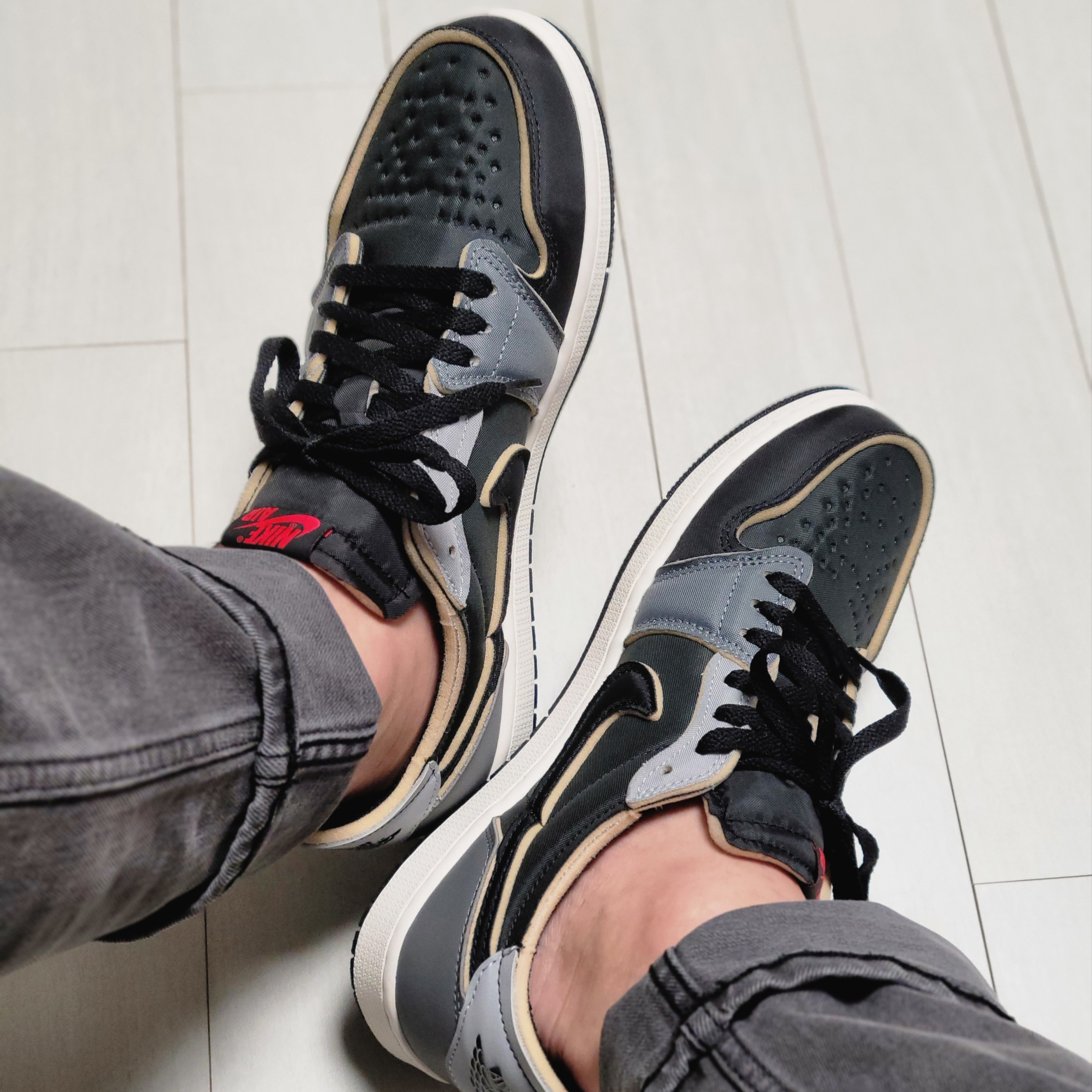 Jordan 1 Retro Low OG EX Black and Smoke Grey 착용 스타일 - 1