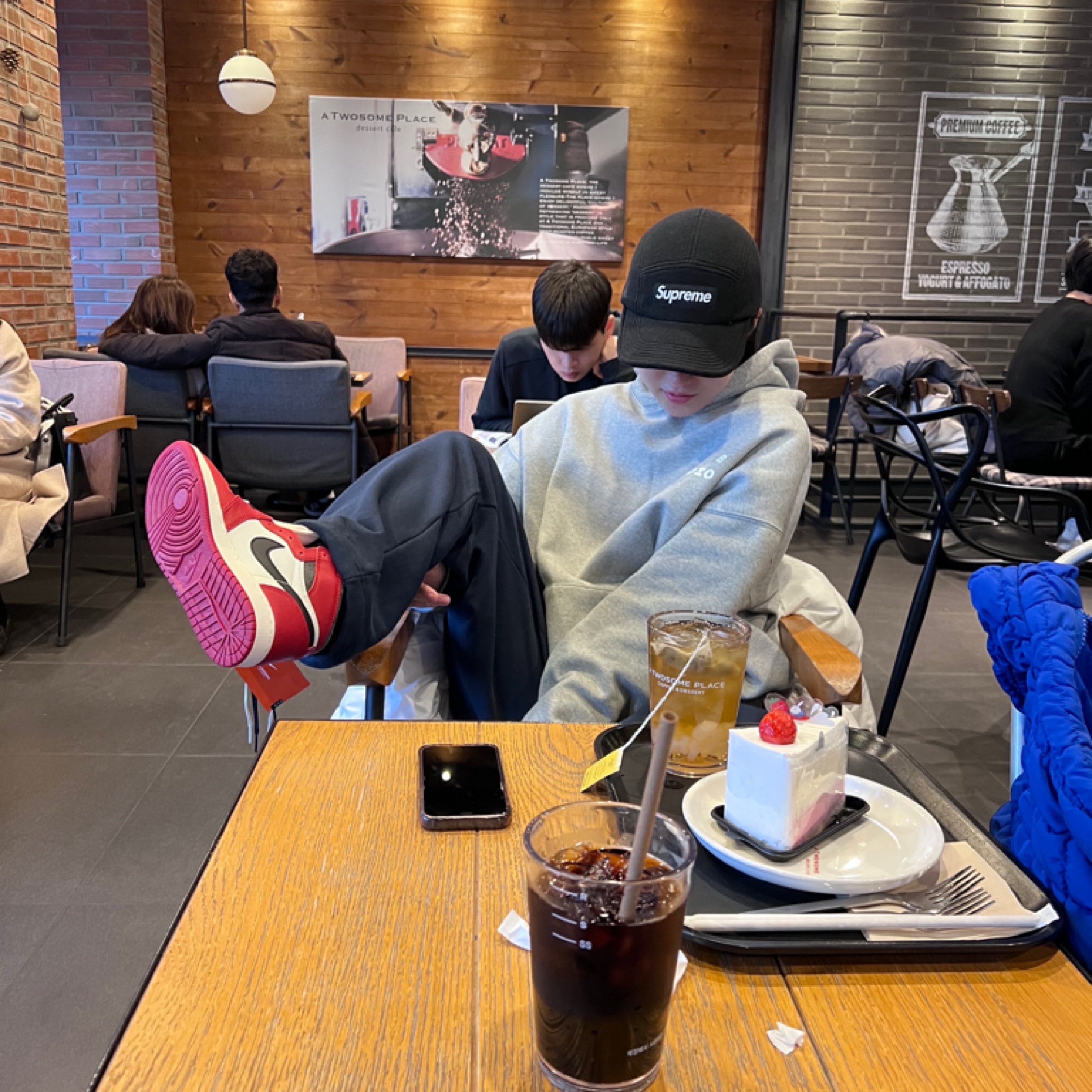 (GS) Jordan 1 Retro High OG Chicago 2022, Nike x Supreme Air Force 1 Low Flax 착용 스타일 - 2