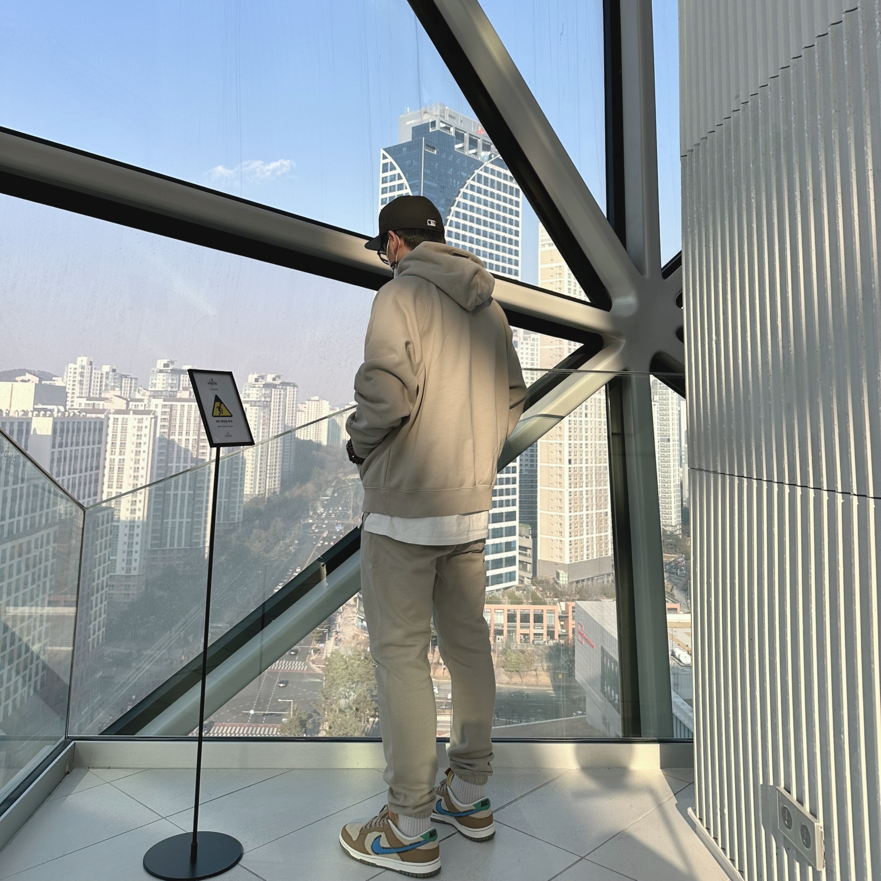 Essentials Sweatpants Olive/Khaki - 20FW, Essentials 3D Silicon Applique Pullover Hoodie Olive/Khaki - 20FW 착용 스타일 - 2