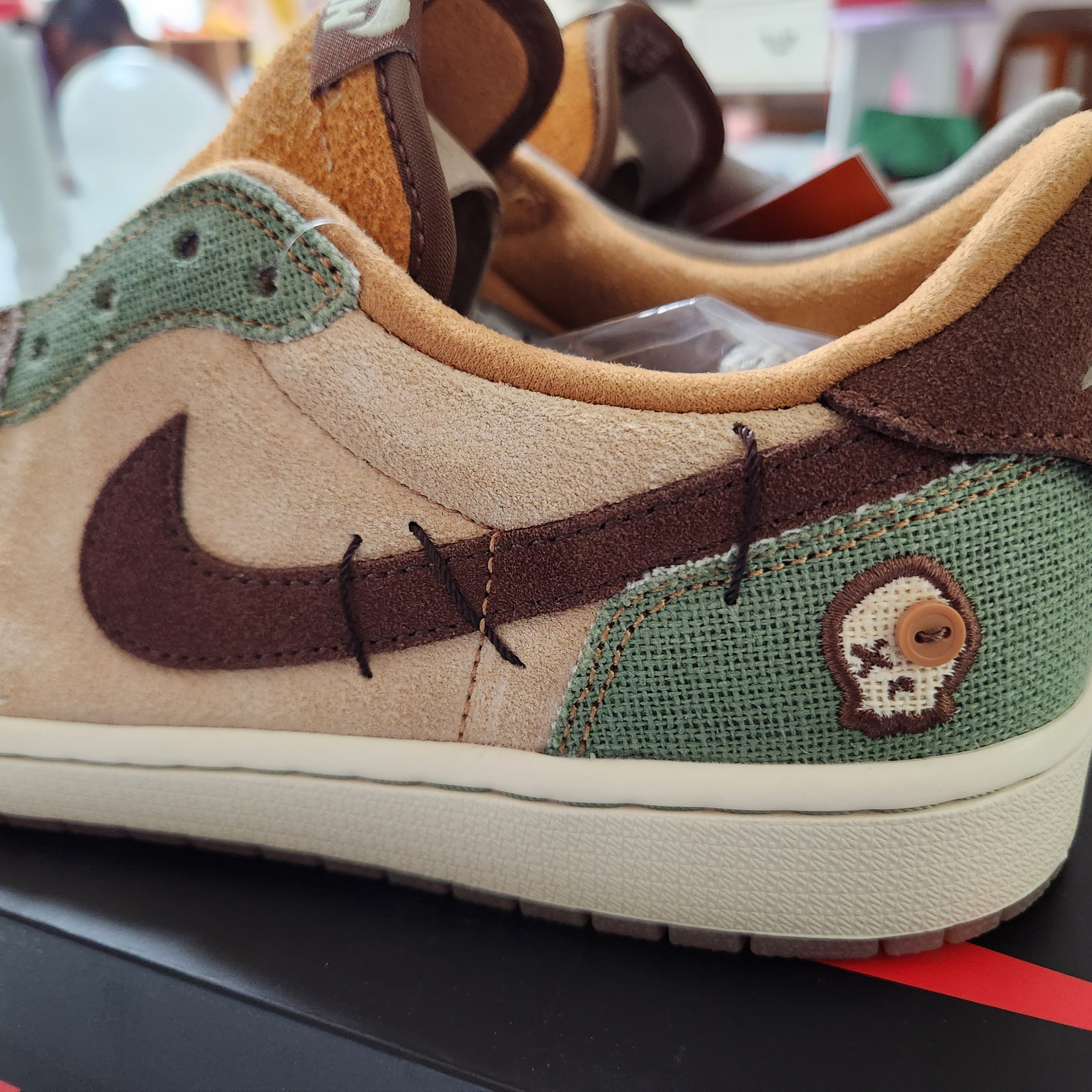 Jordan 1 x Zion Williamson Retro Low OG Flax and Oil Green 착용 스타일 - 4