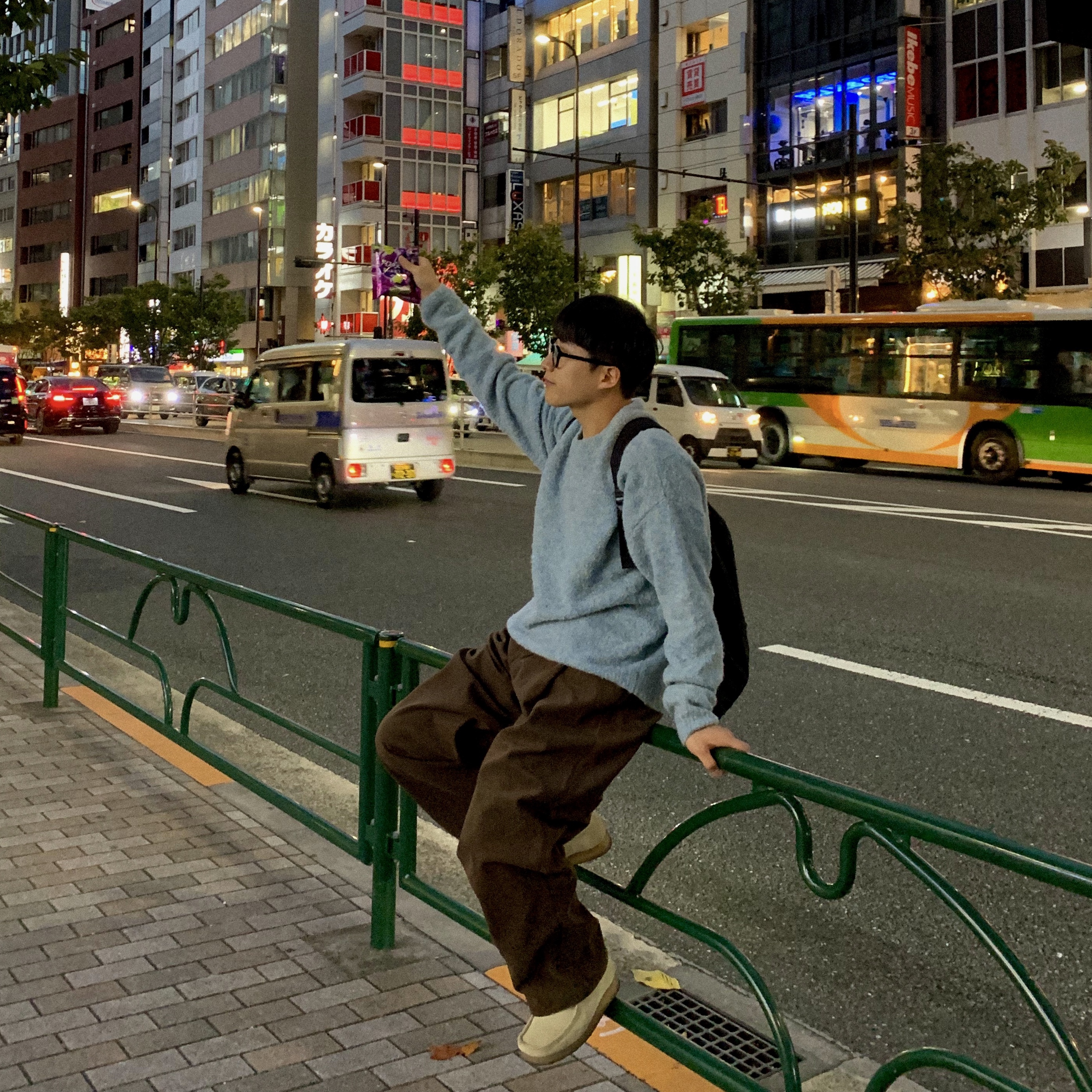 Clarks Wallabee Maple Suede, CDG Backpack Black 착용 스타일 - 1