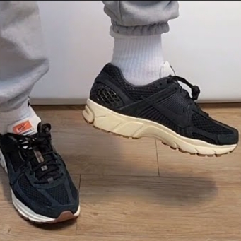 (W) Nike Zoom Vomero 5 Black 착용 스타일