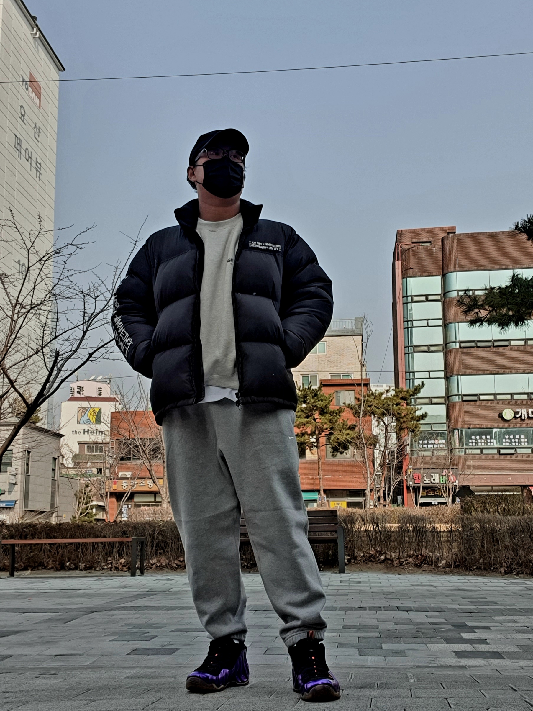 Essentials The Core Collection Pullover Crewneck Oatmeal, Nike NRG Solo Swoosh Fleece Pants Dark Grey Heather - US/EU 착용 스타일