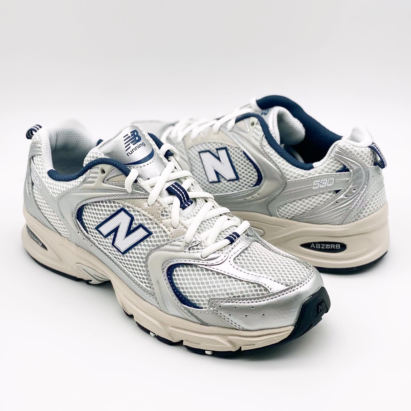 New Balance 530 Steel Grey 착용 스타일 - 2