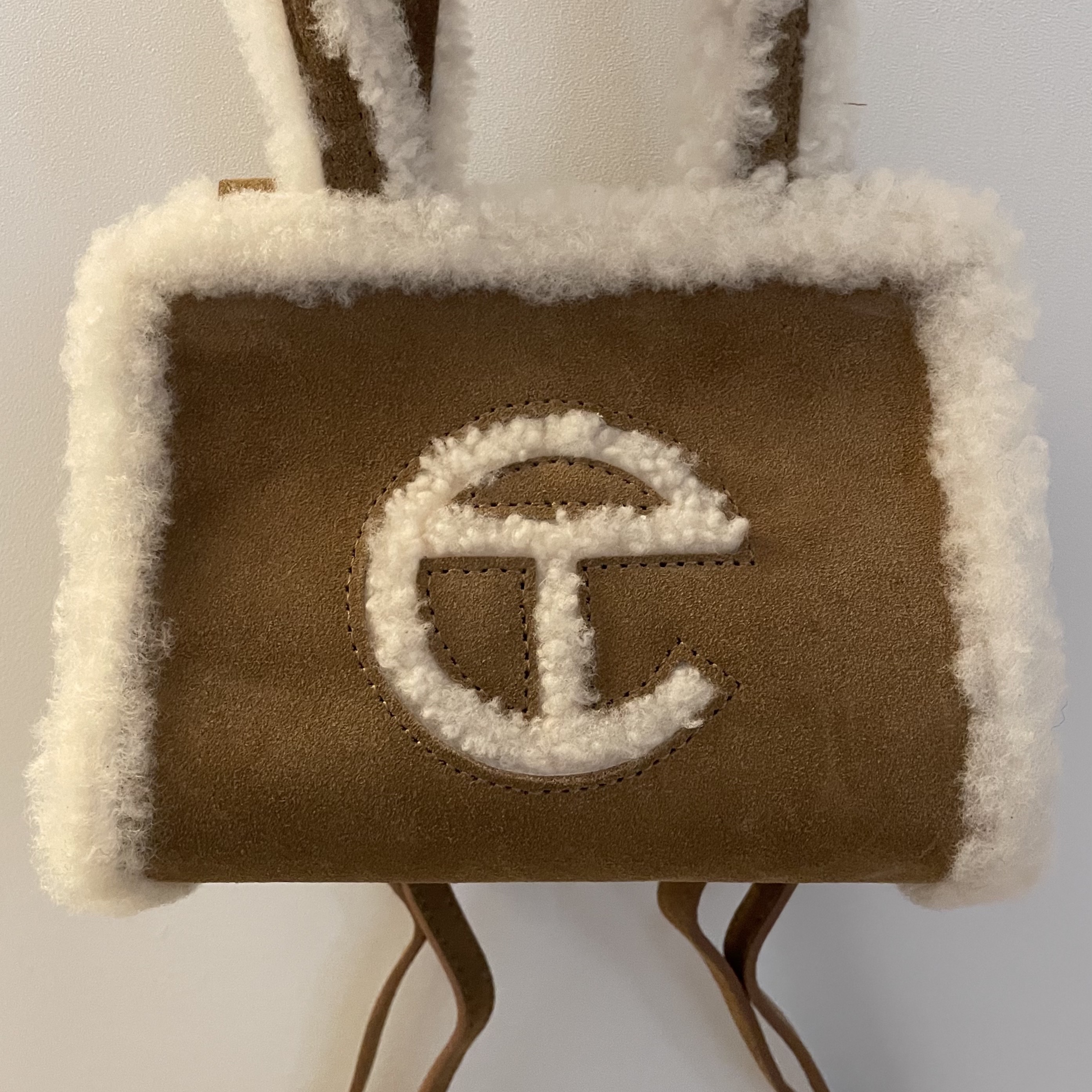 Telfar x UGG Small Shopping Bag Chestnut 착용 스타일