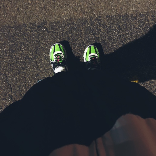 Nike Zoom Vomero 5 Electric Green Black 착용 스타일 - 2