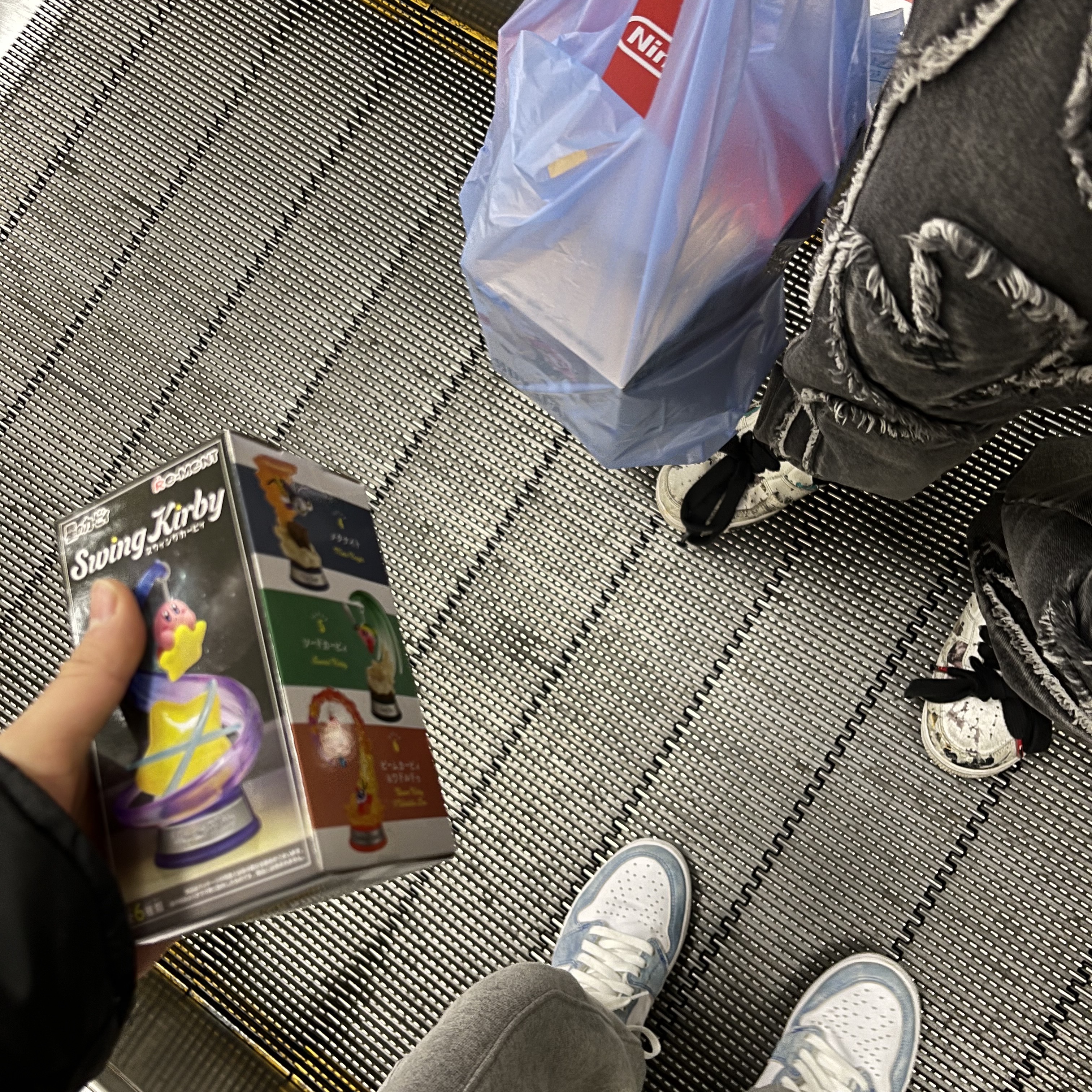 Jordan 1 Retro High OG Hyper Royal, Nike x Peaceminusone Air Force 1 Low Para-Noise 2.0 착용 스타일