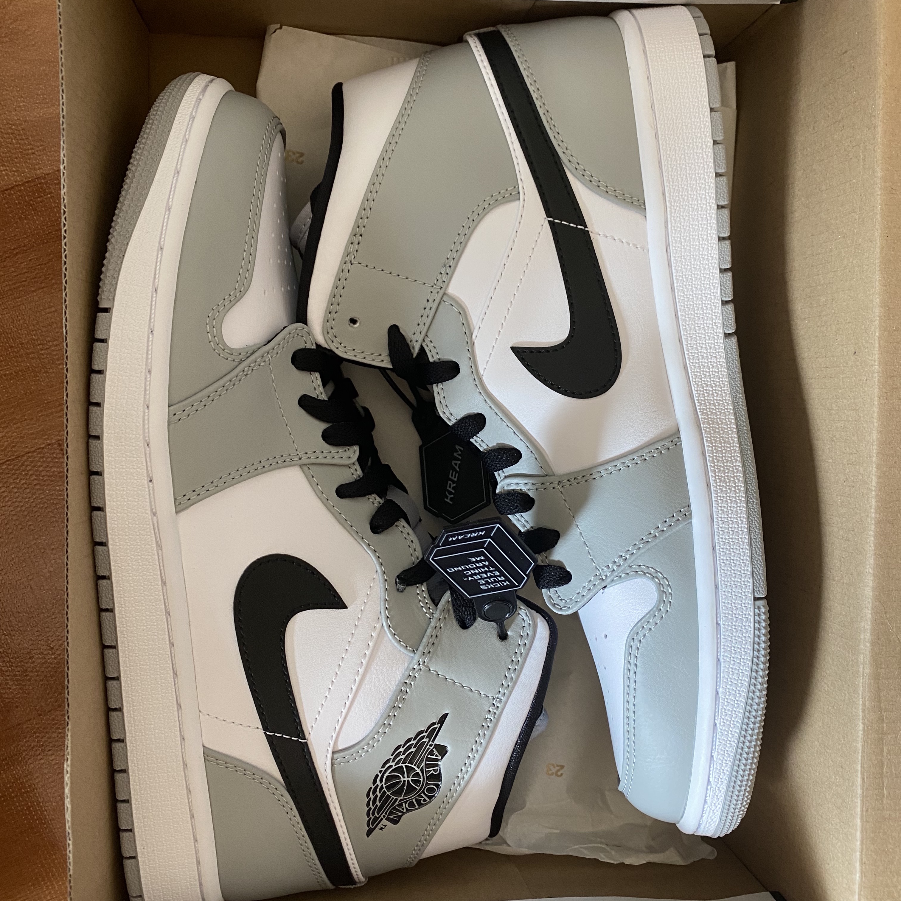 Jordan 1 Mid Light Smoke Grey 착용 스타일