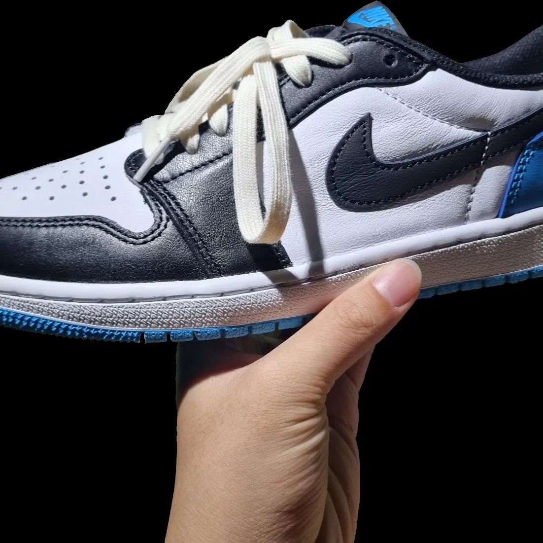 Jordan 1 Retro Low OG Black and Dark Powder Blue 착용 스타일 - 1