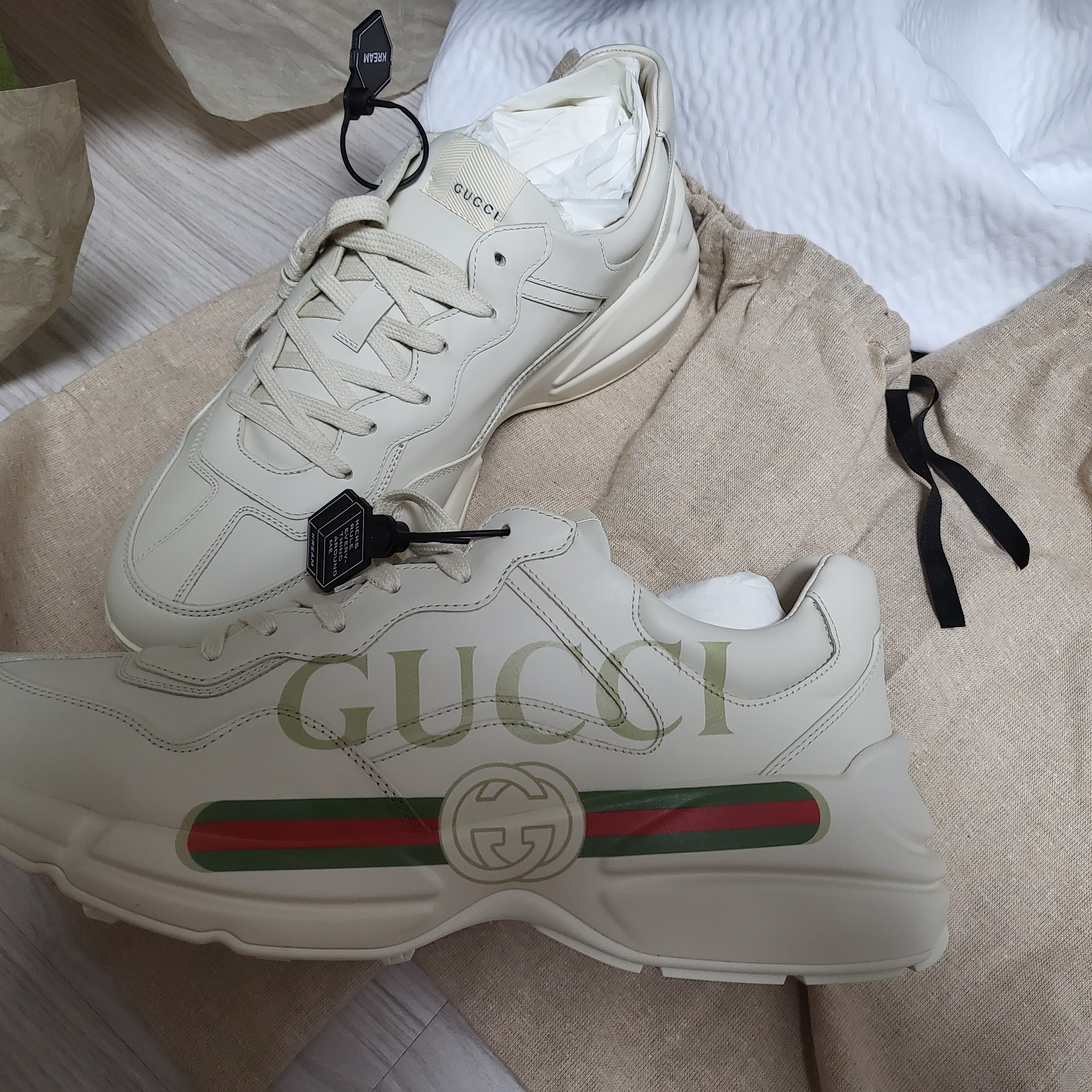 Gucci Rhyton Leather Sneakers Logo 착용 스타일 - 1