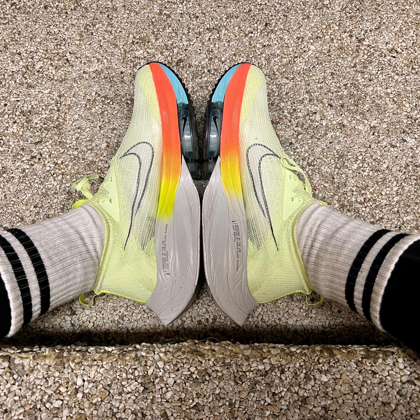 Nike Air Zoom Alphafly Next% Barely Volt 착용 스타일 - 4