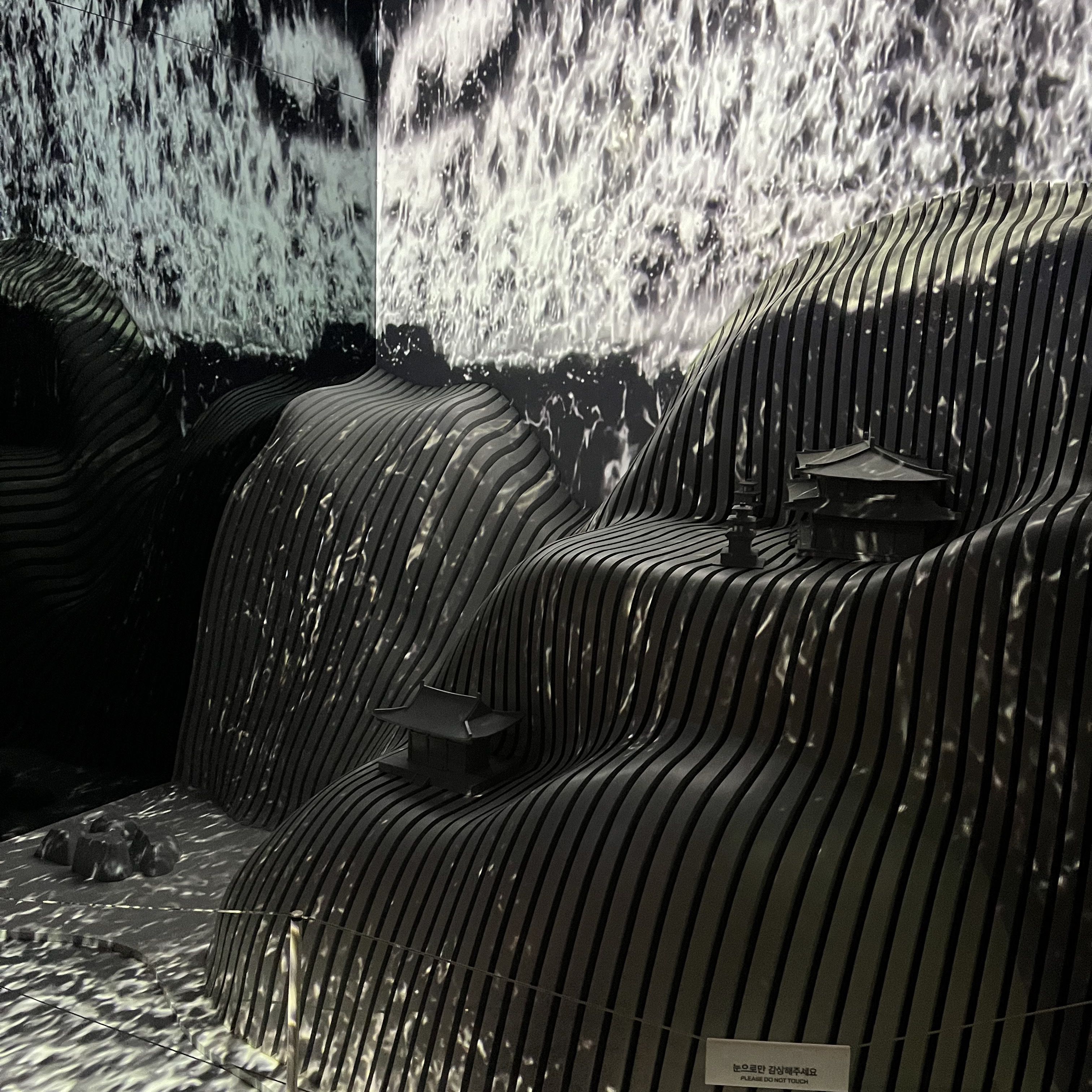 Maison Mihara Yasuhiro Blakey OG Sole Canvas Low-top Sneakers Black White 착용 스타일 - 3