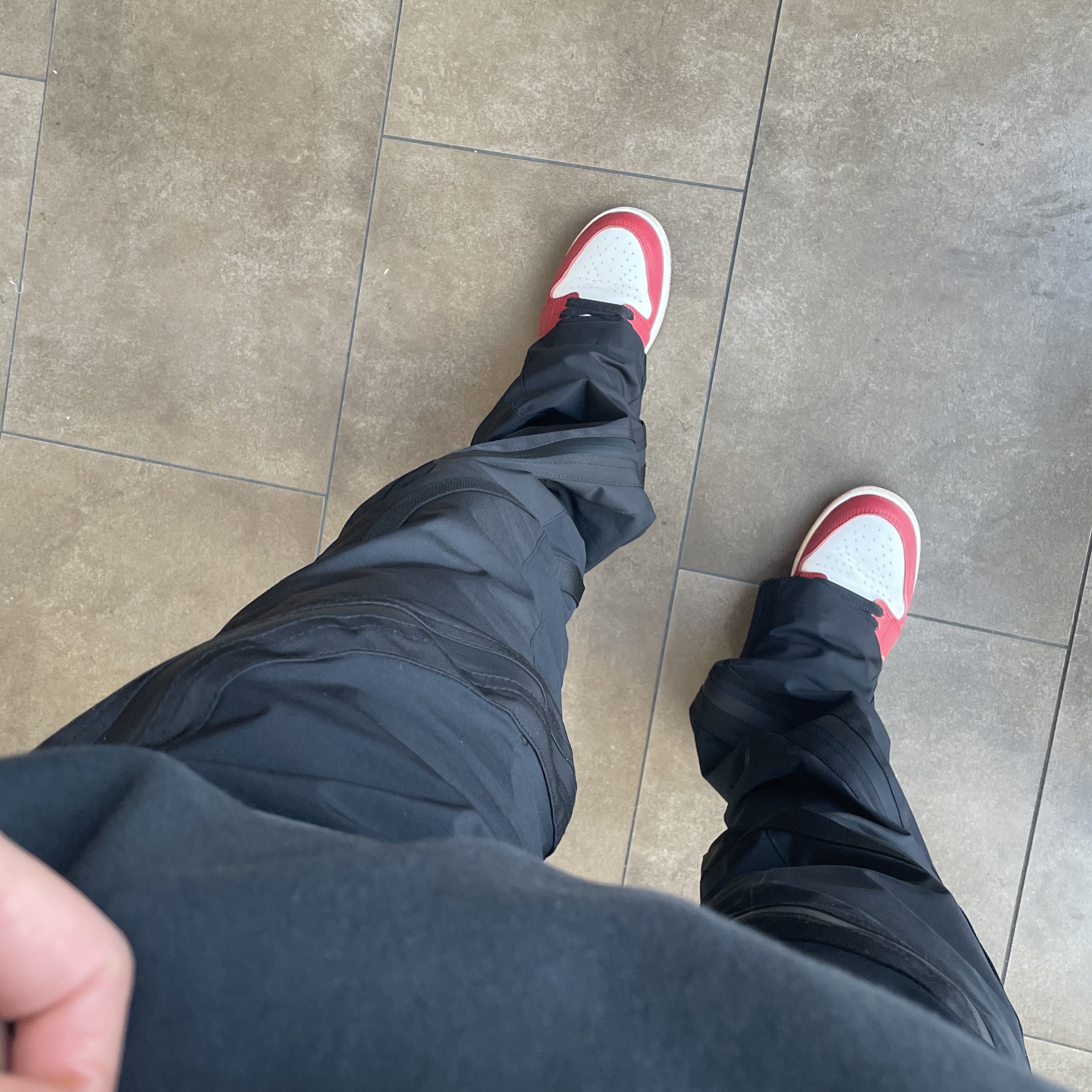 (GS) Jordan 1 Retro High OG Chicago 2022, Essentials The Core Collection Pullover Hoodie Black 착용 스타일 - 1