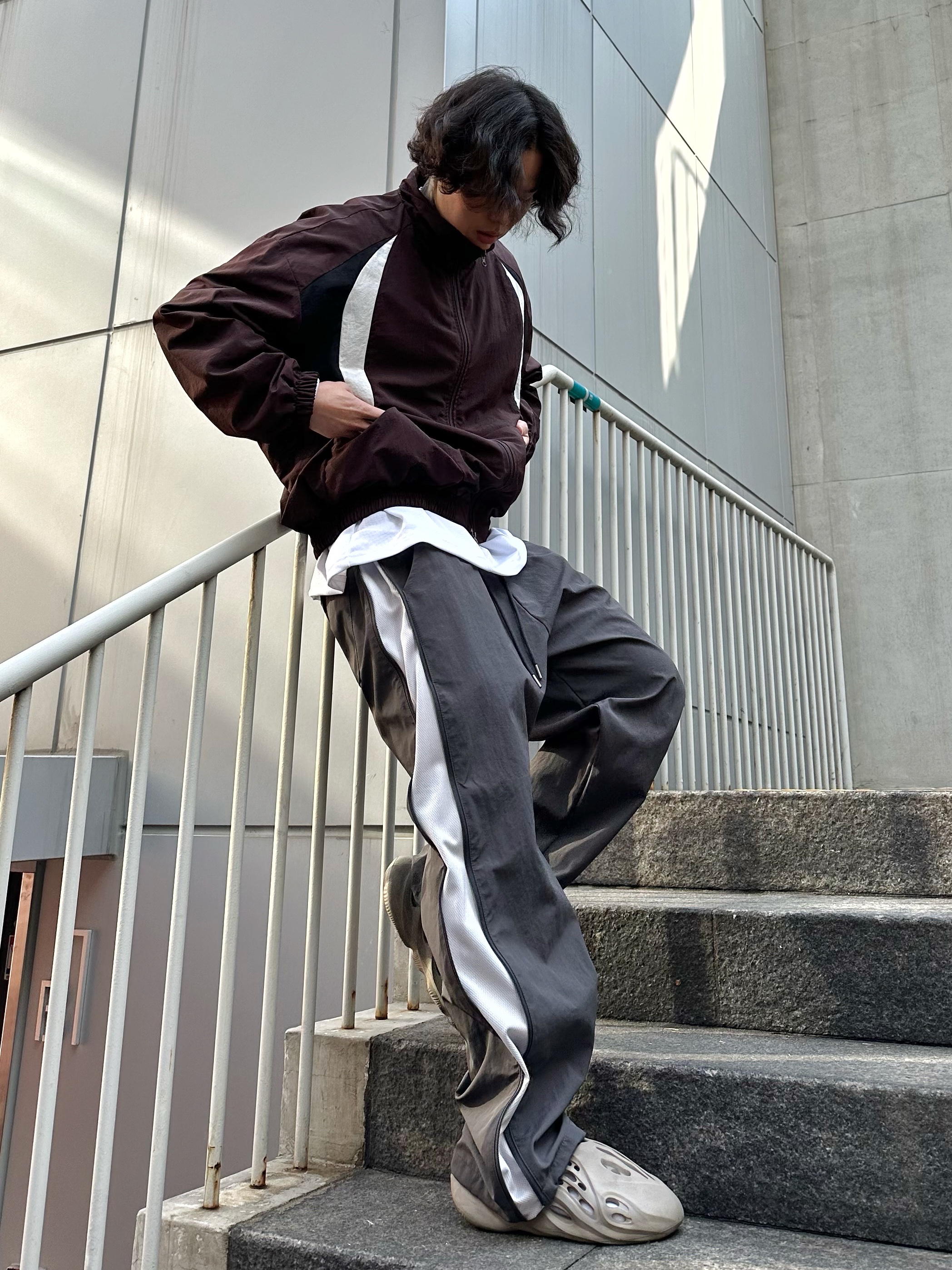 Adidas Yeezy Foam RNNR Stone Sage 착용 스타일 - 2