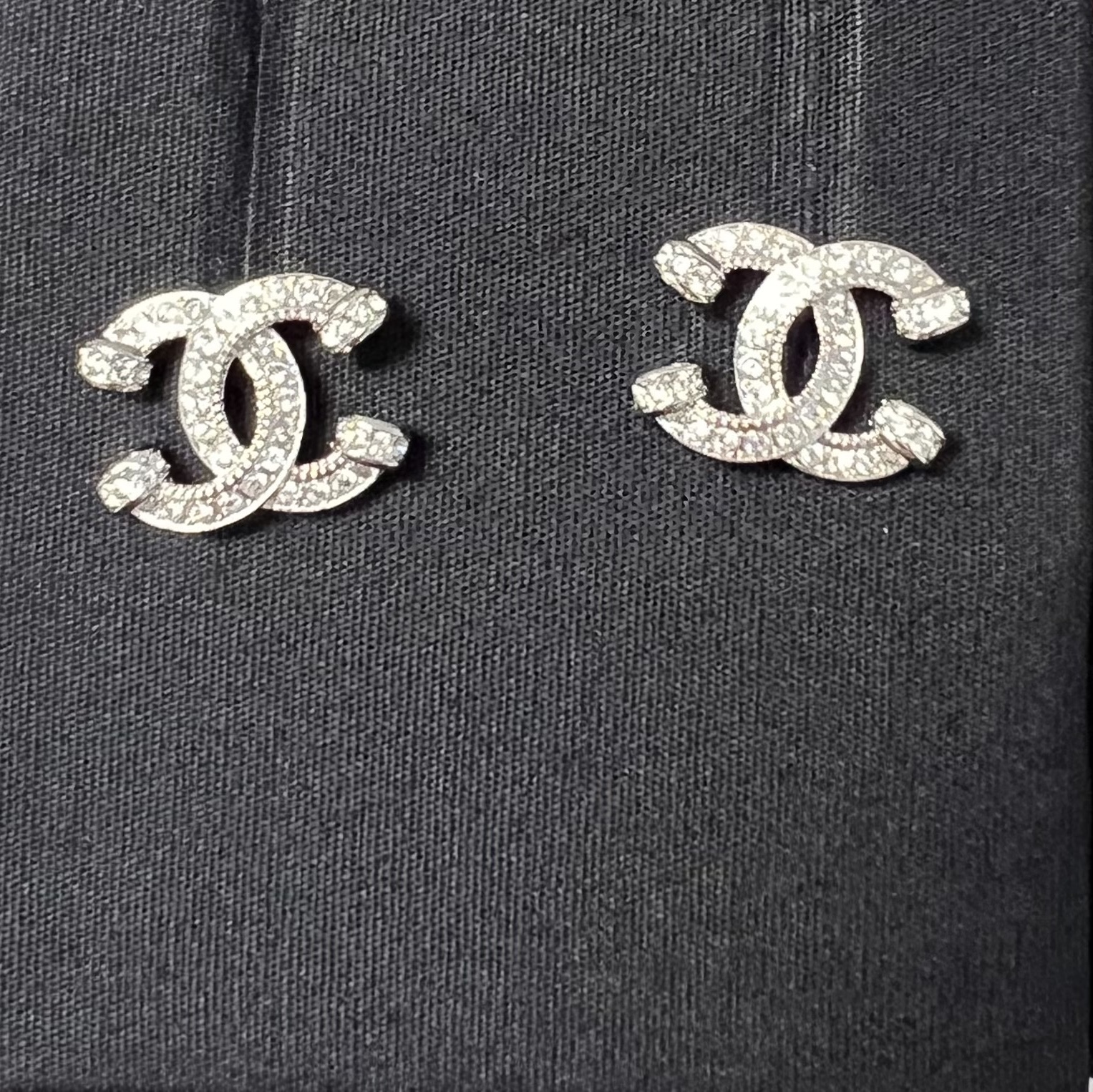(W) Chanel Earrings Metal Strass & Silver Crystal 착용 스타일