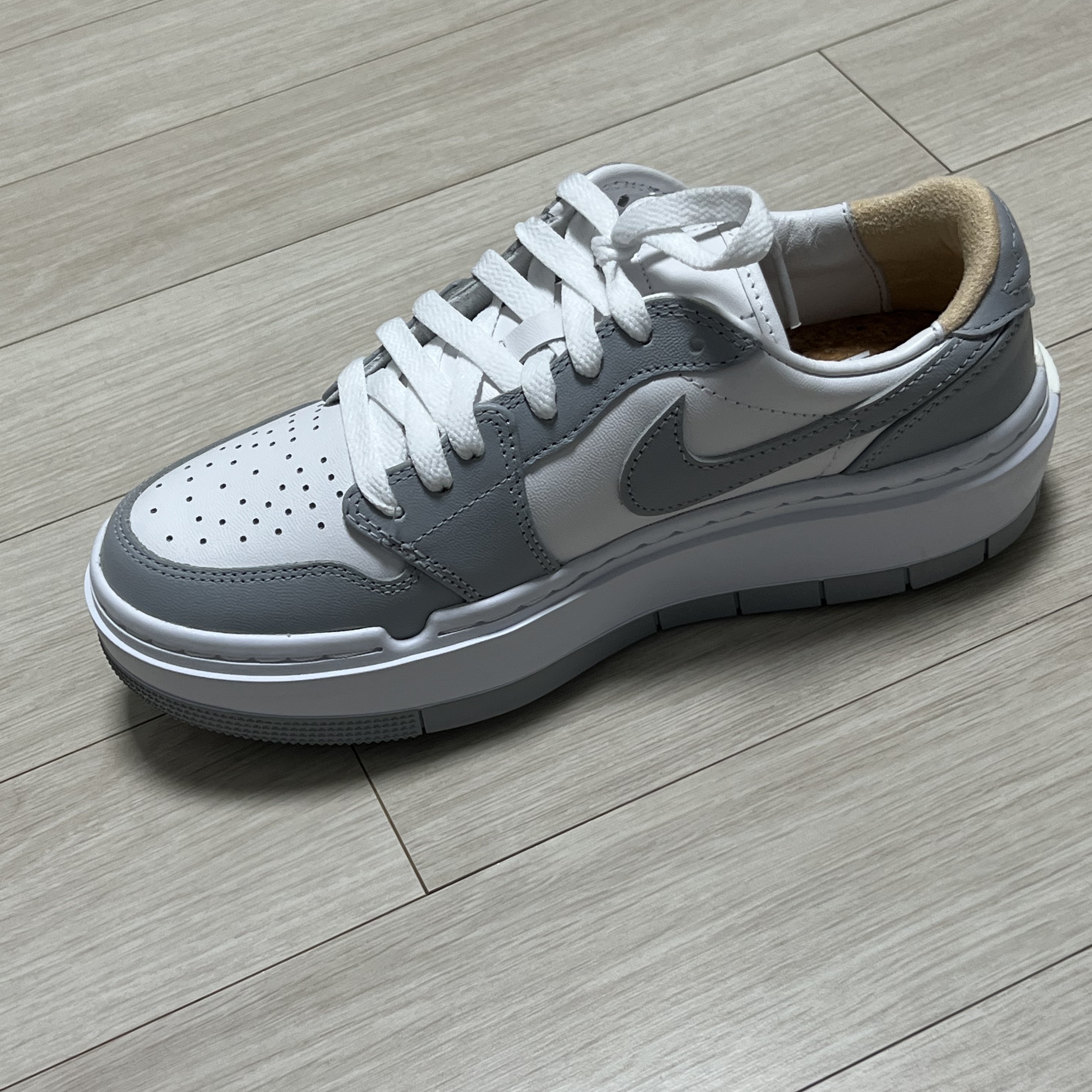 (W) Jordan 1 Elevate Low White and Wolf Grey 착용 스타일 - 4