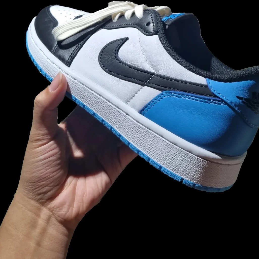 Jordan 1 Retro Low OG Black and Dark Powder Blue 착용 스타일 - 4
