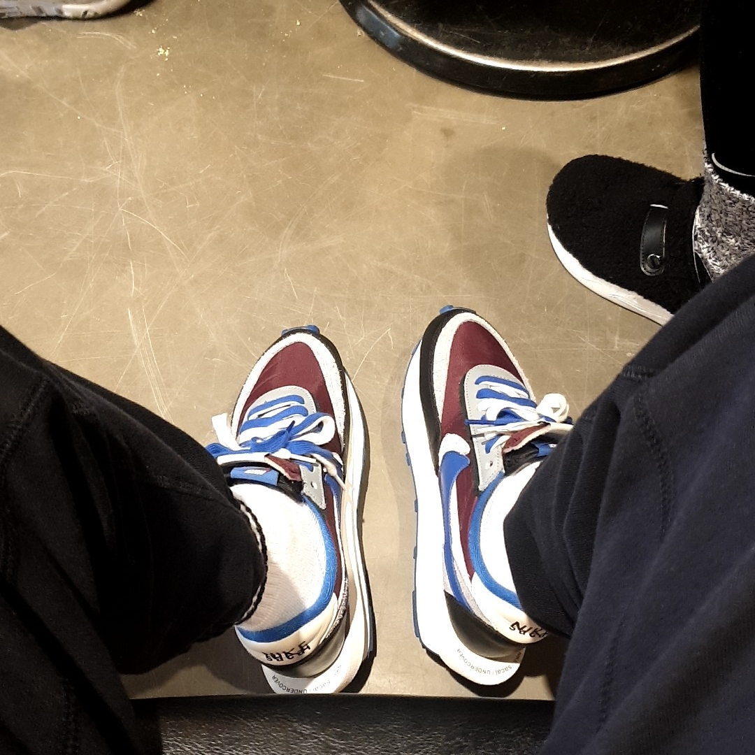 Nike x Sacai x Undercover LDWaffle Night Maroon Team Royal 착용 스타일