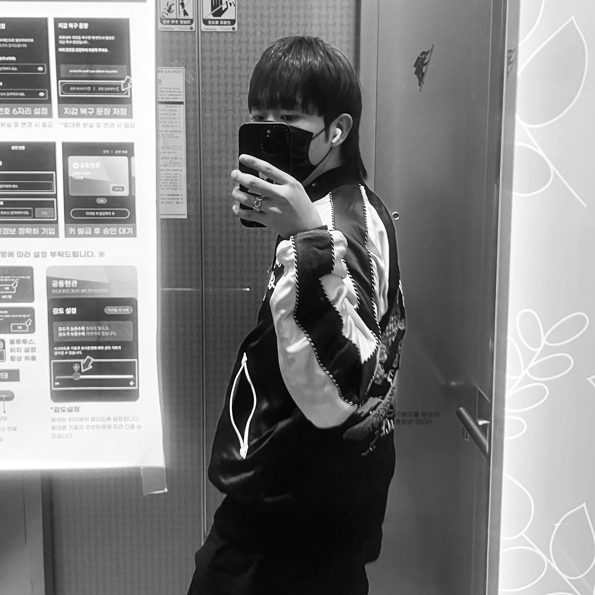 Palace x Y-3 Reversible Souvenir Jacket Navy Cream - 22FW 착용 스타일