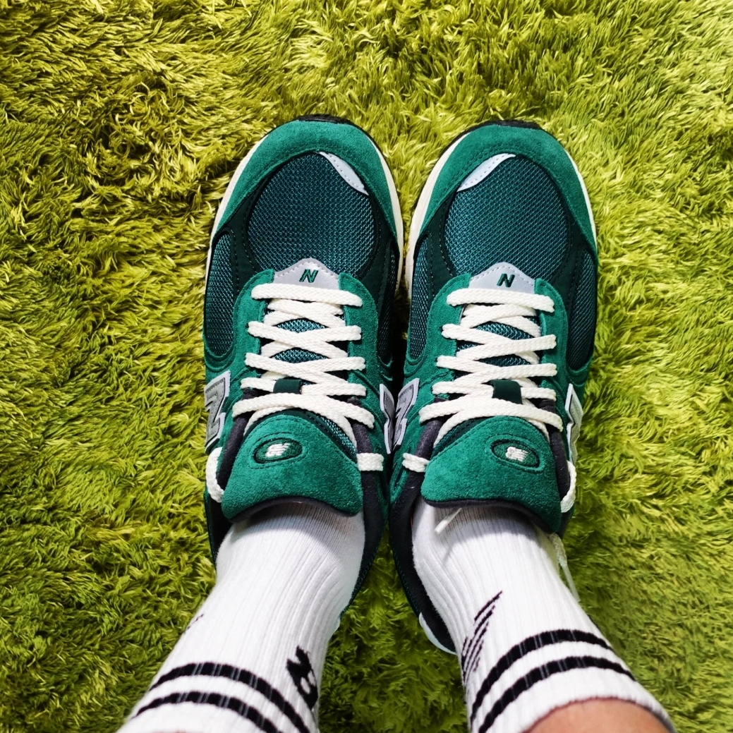 New Balance 2002R Nightwatch Green 착용 스타일 - 3