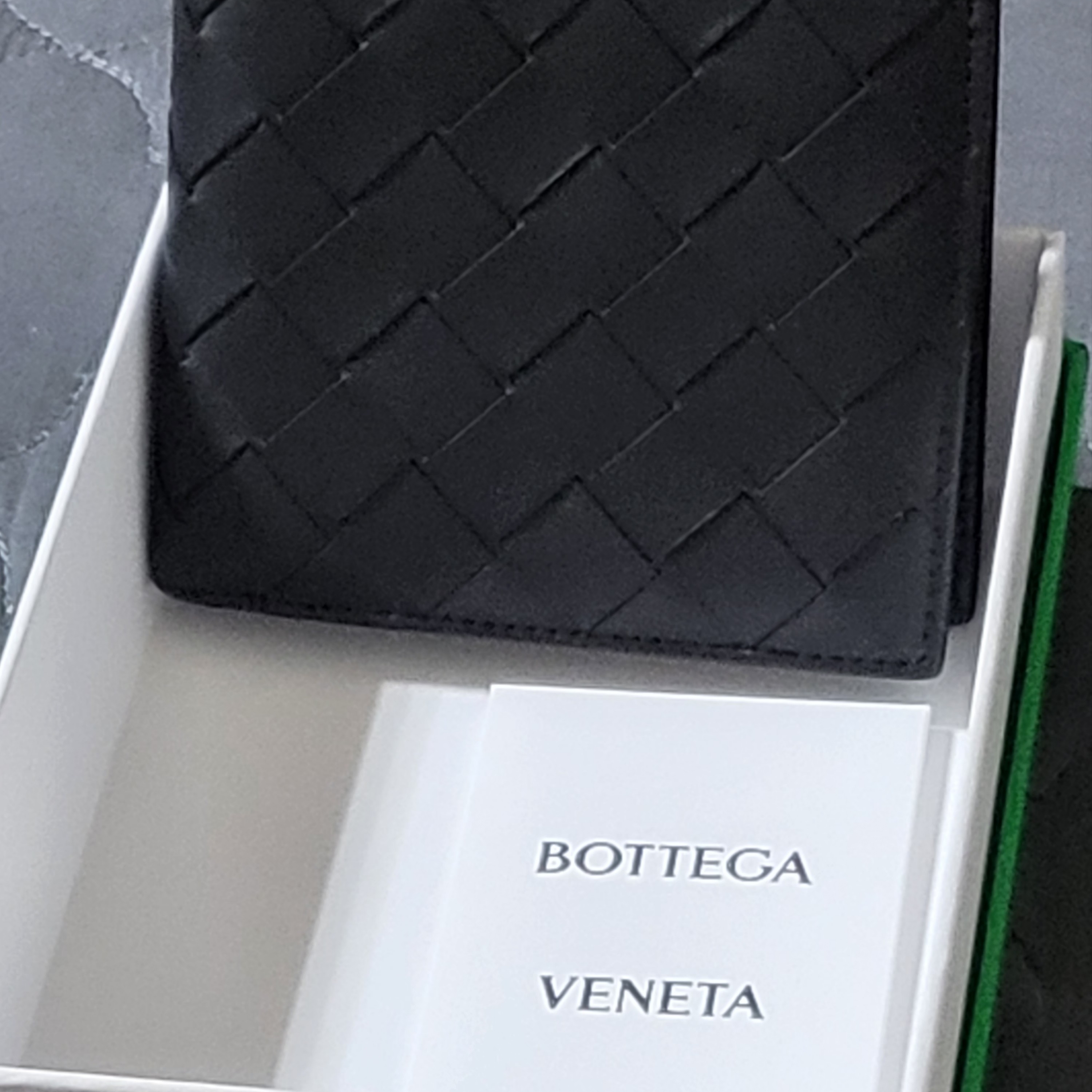 Bottega Veneta Bi-Fold Wallet Black 착용 스타일 - 1