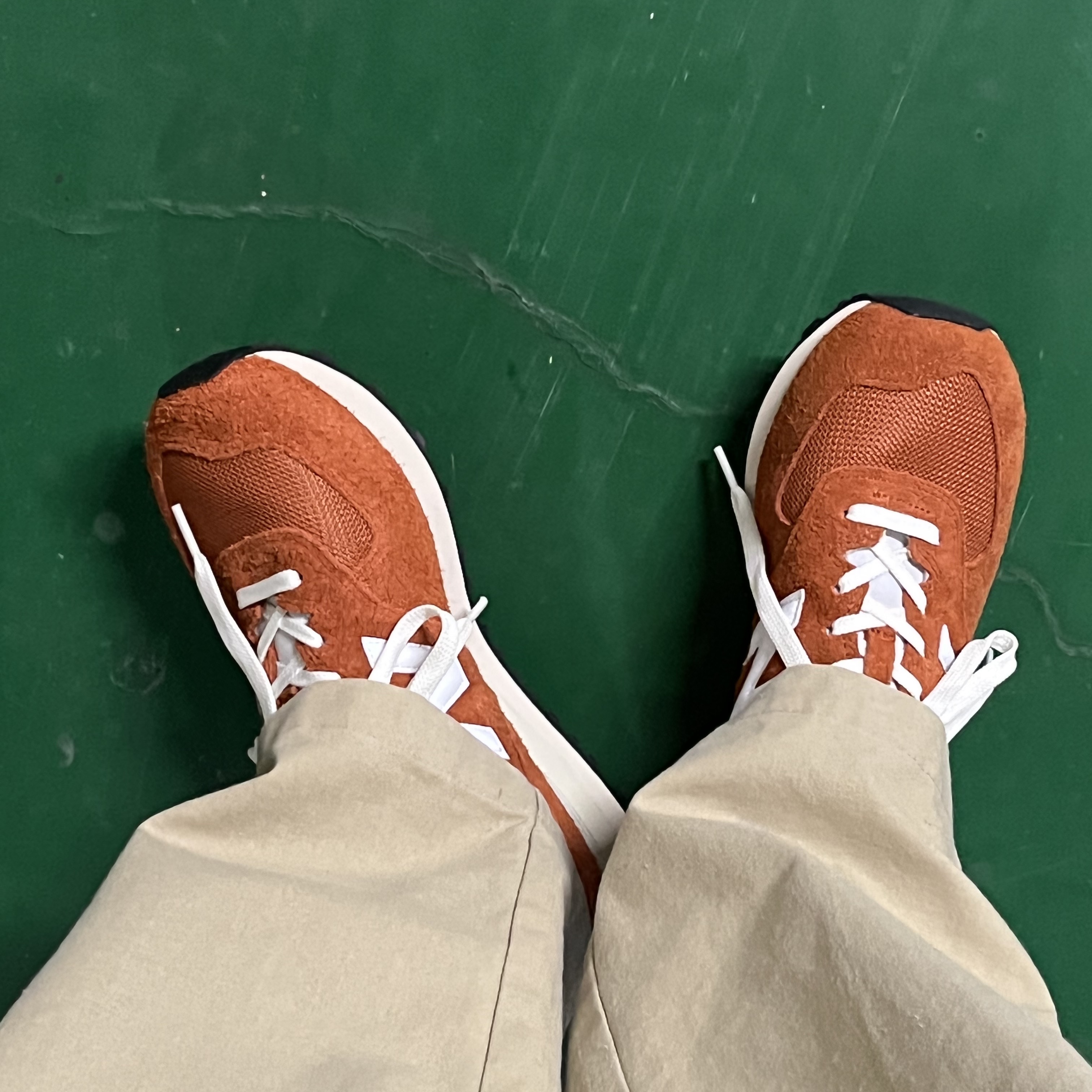 New Balance 574 Heritage Orange Burst White 착용 스타일
