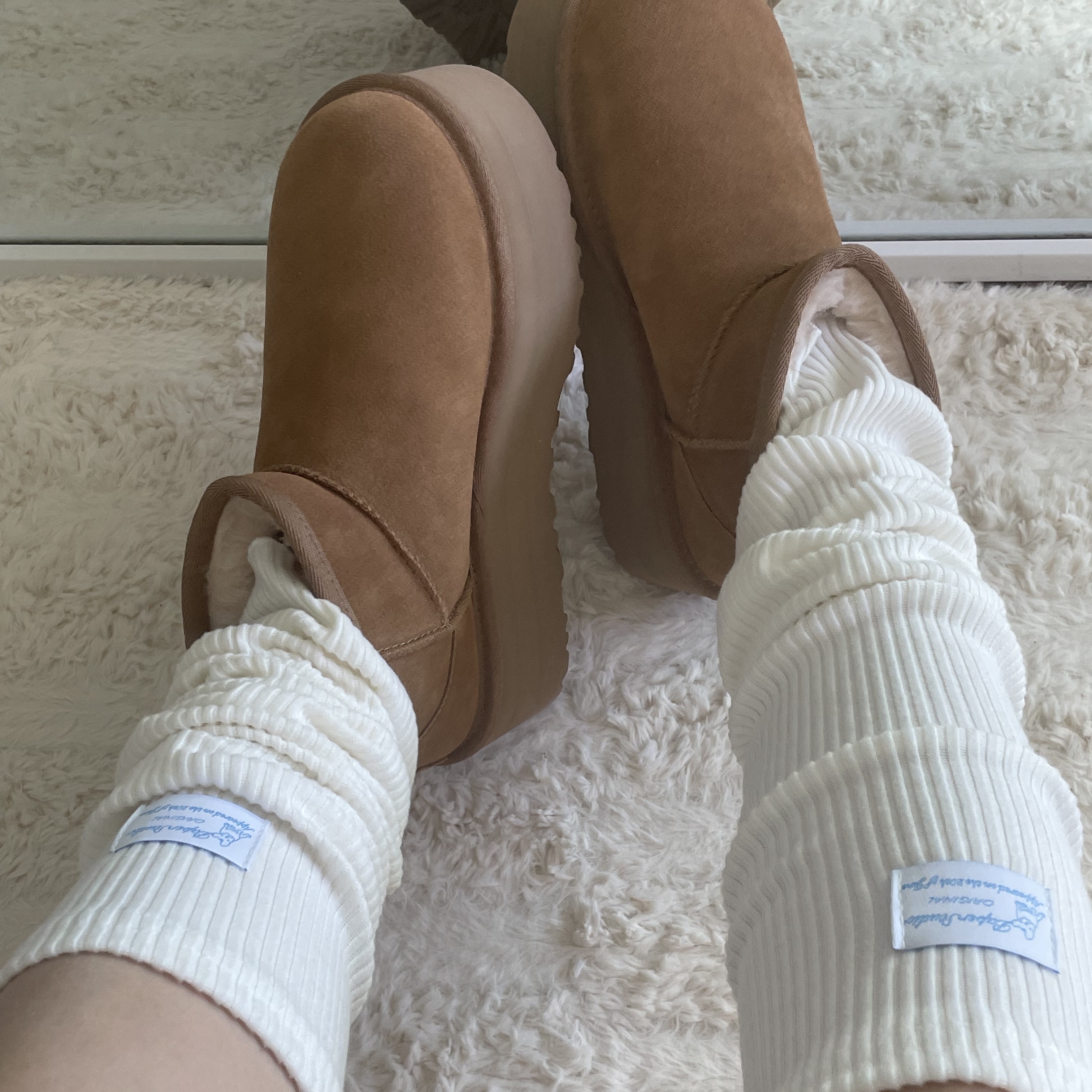 (W) UGG Classic Ultra Mini Platform Boots Chestnut 착용 스타일 - 1